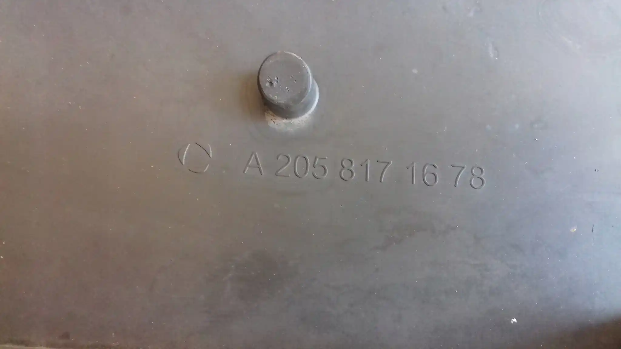 PODSTAWA LISTWA POD TABLICE REJESTRACYJNĄ A2058171678 MERCEDES W205 14-