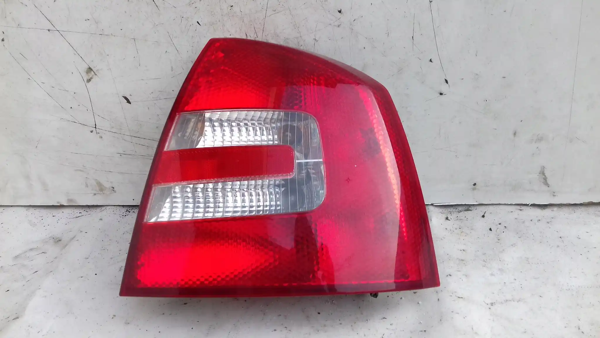 LAMPA PRAWY TYŁ TYLNA 1Z5945096A SKODA OCTAVIA II 2 HB 04-08