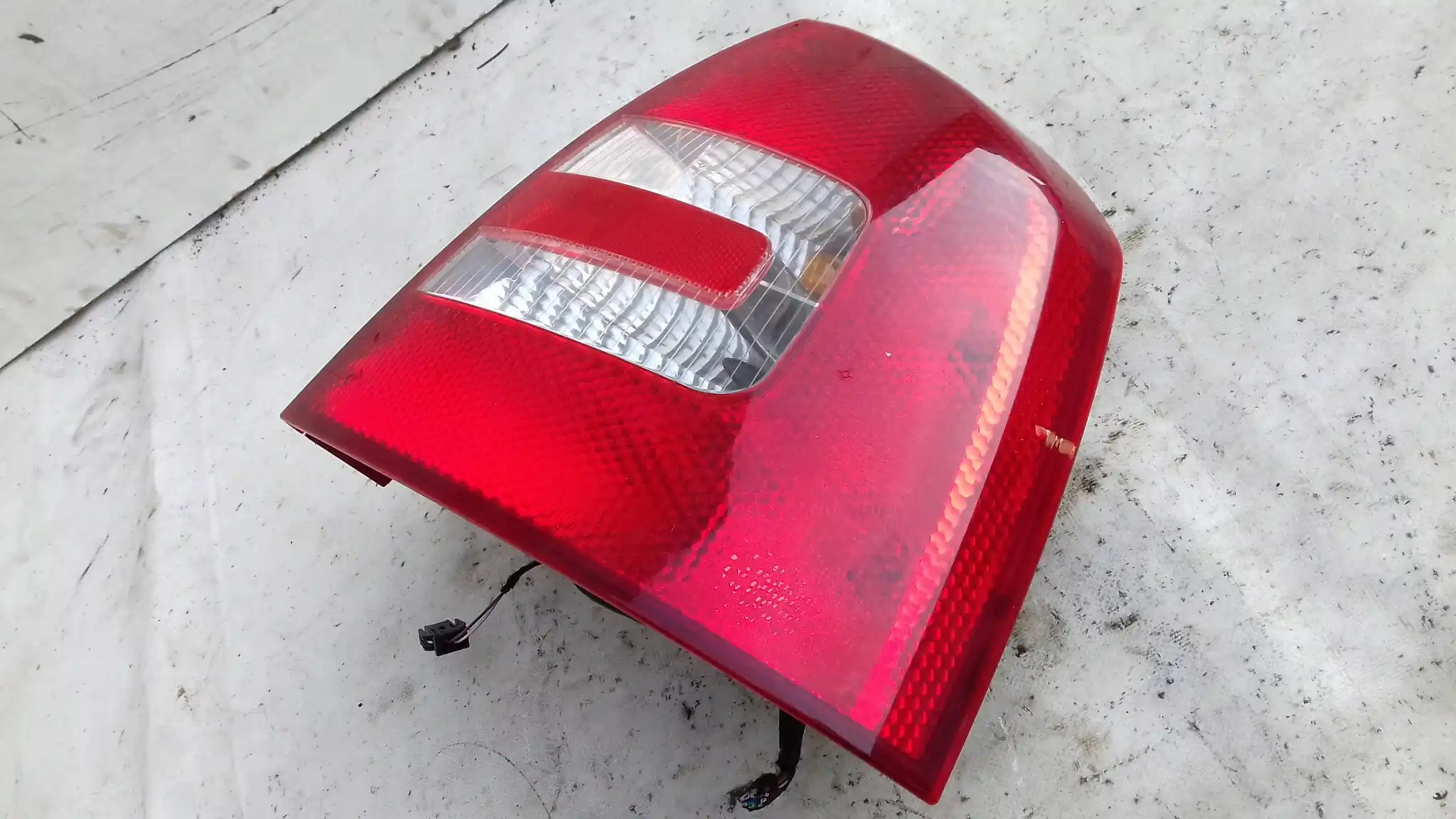 LAMPA PRAWY TYŁ TYLNA 1Z5945096A SKODA OCTAVIA II 2 HB 04-08
