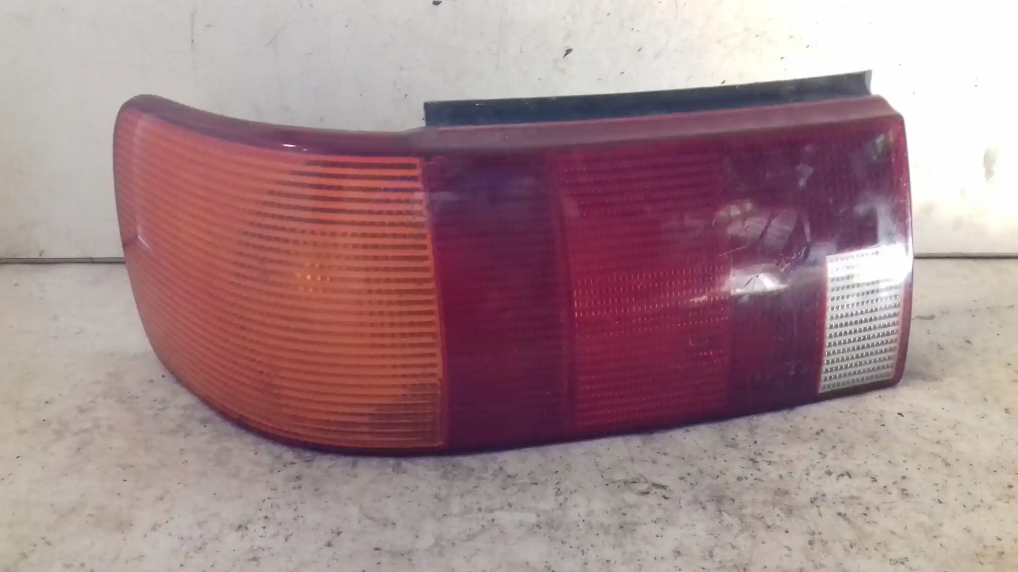 LAMPA LEWY TYŁ TYLNA 895945095B AUDI 80 90 B3 COUPE 86-