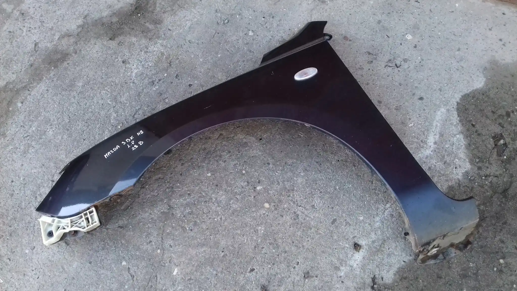 BŁOTNIK LEWY PRZÓD PRZEDNI MAZDA 3 BK HB 03- 28B