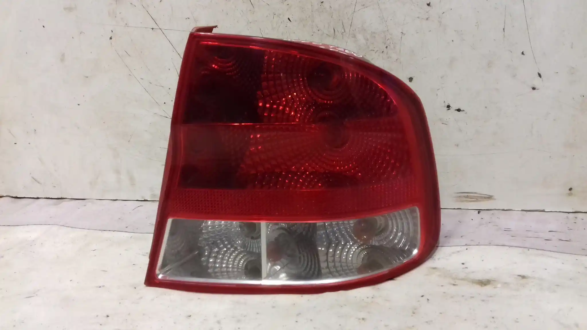 LAMPA PRAWY TYŁ TYLNA CHEVROLET AVEO I T200 SEDAN 03-