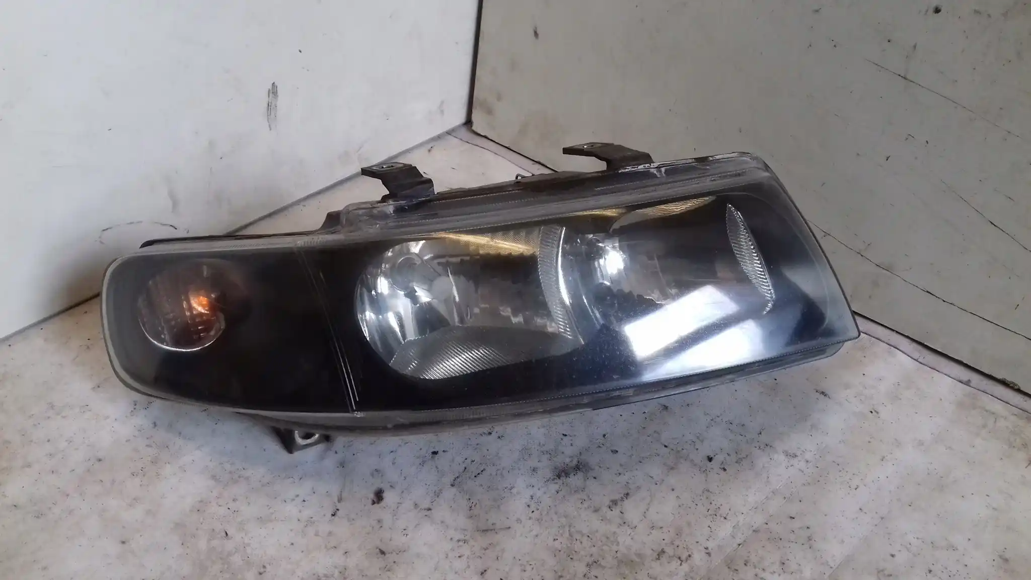 LAMPA PRAWY PRZÓD PRZEDNIA 67742701 SEAT TOLEDO II LEON I 98-05