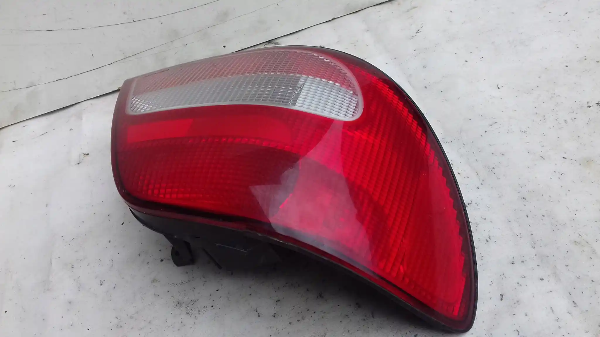 LAMPA LEWY TYŁ TYLNA SUBARU IMPREZA II KOMBI 00-