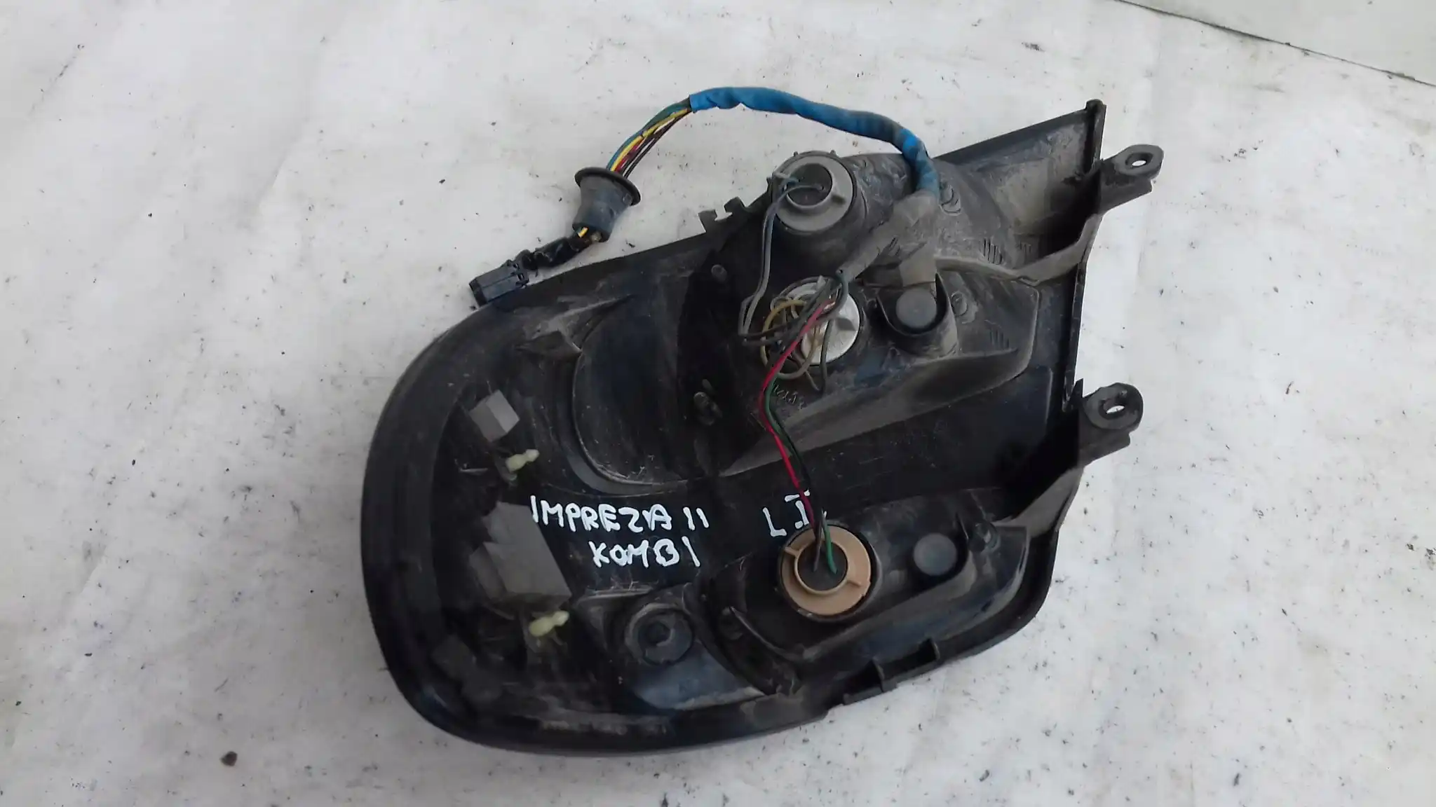 LAMPA LEWY TYŁ TYLNA SUBARU IMPREZA II KOMBI 00-
