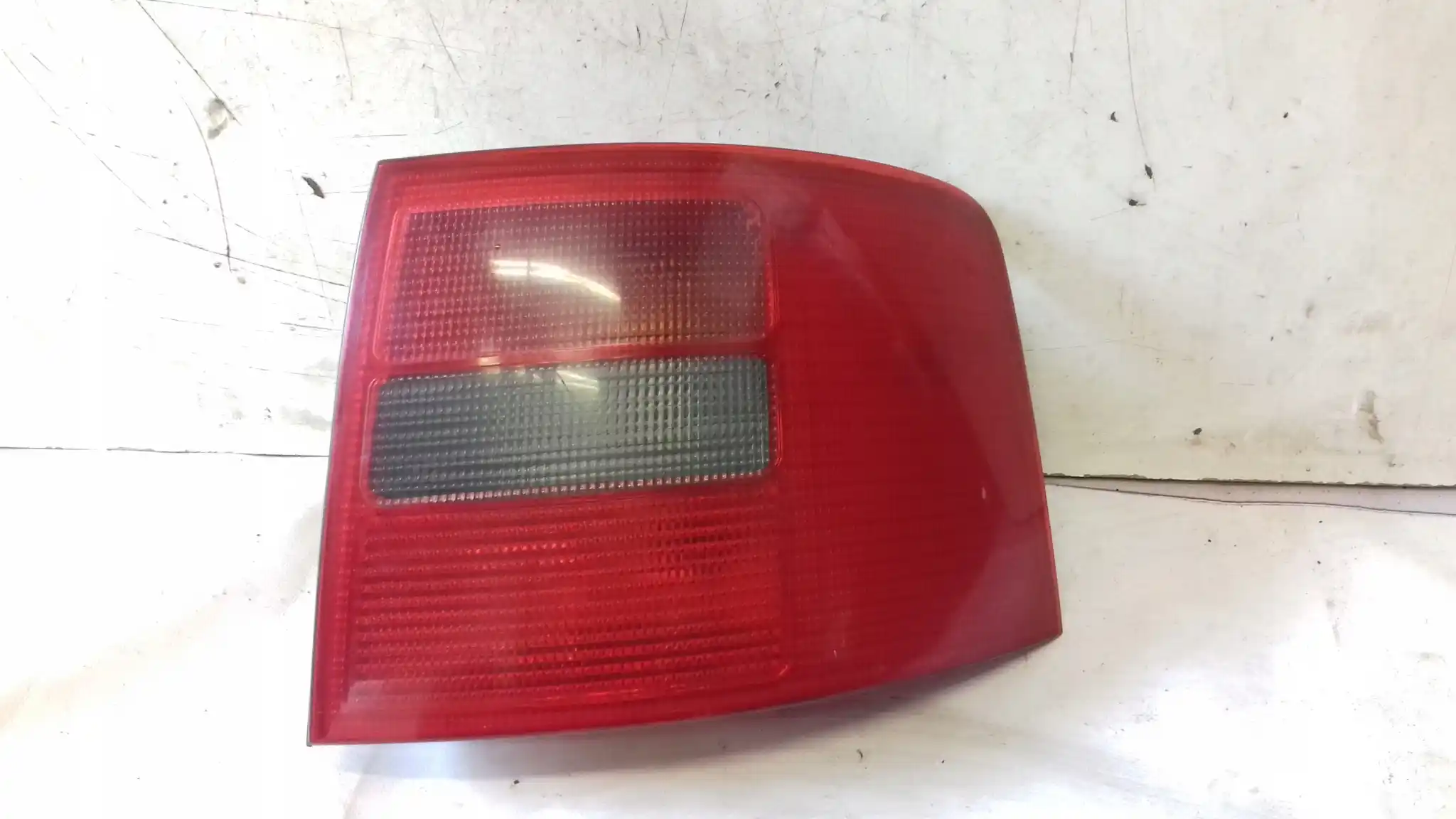 LAMPA PRAWY TYŁ TYLNA 4B9945096D AUDI A6 C5 KOMBI 97-01