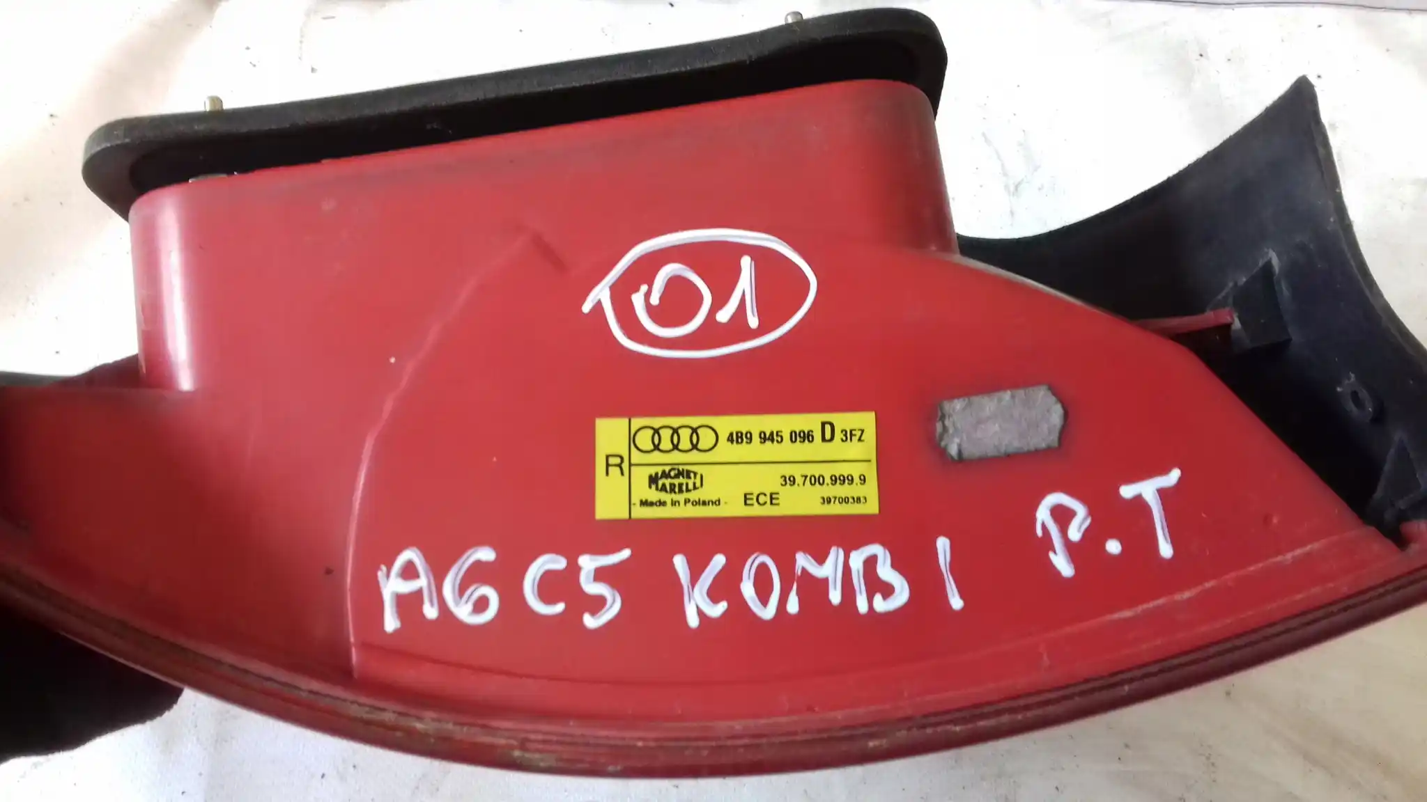 LAMPA PRAWY TYŁ TYLNA 4B9945096D AUDI A6 C5 KOMBI 97-01