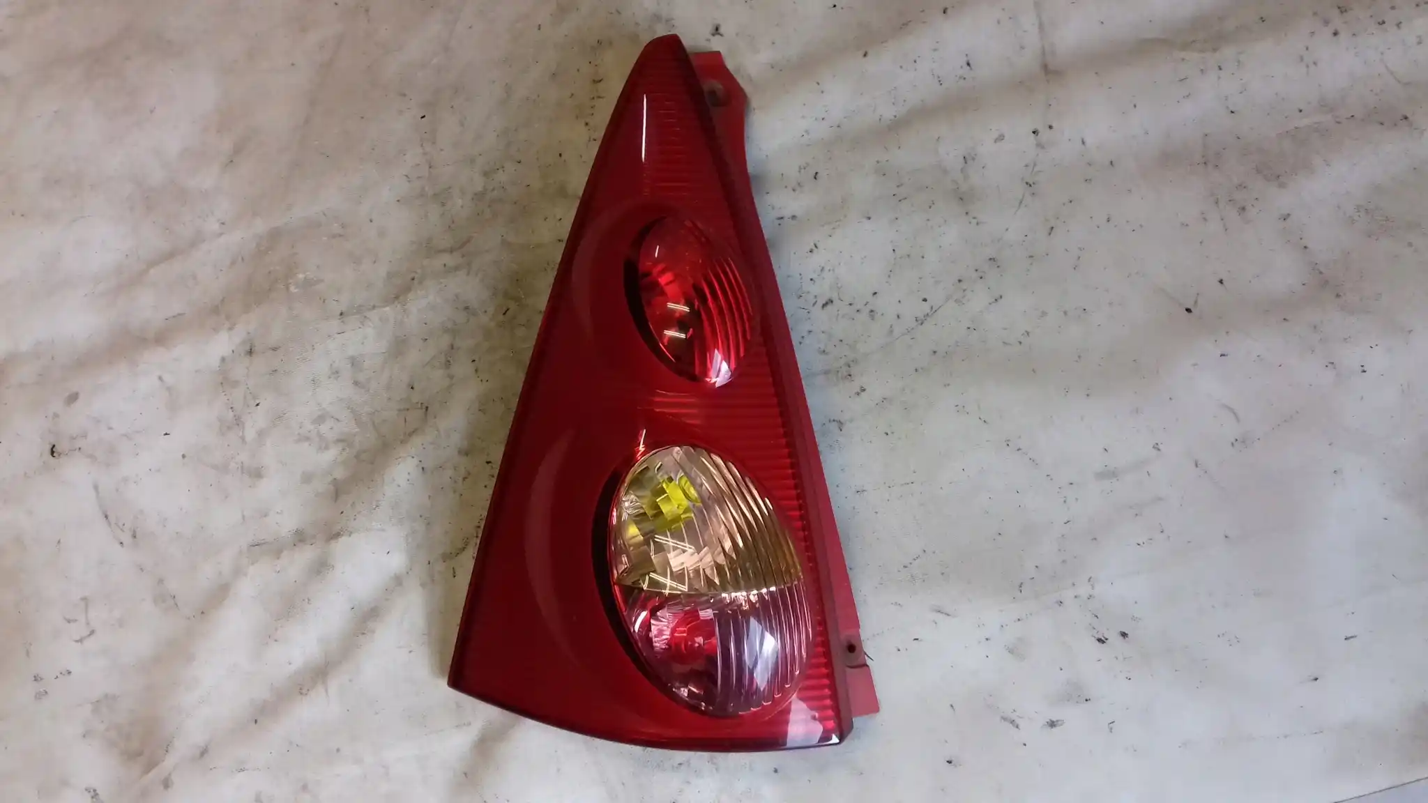 LAMPA LEWY TYŁ TYLNA PEUGEOT 107 3D 05-12