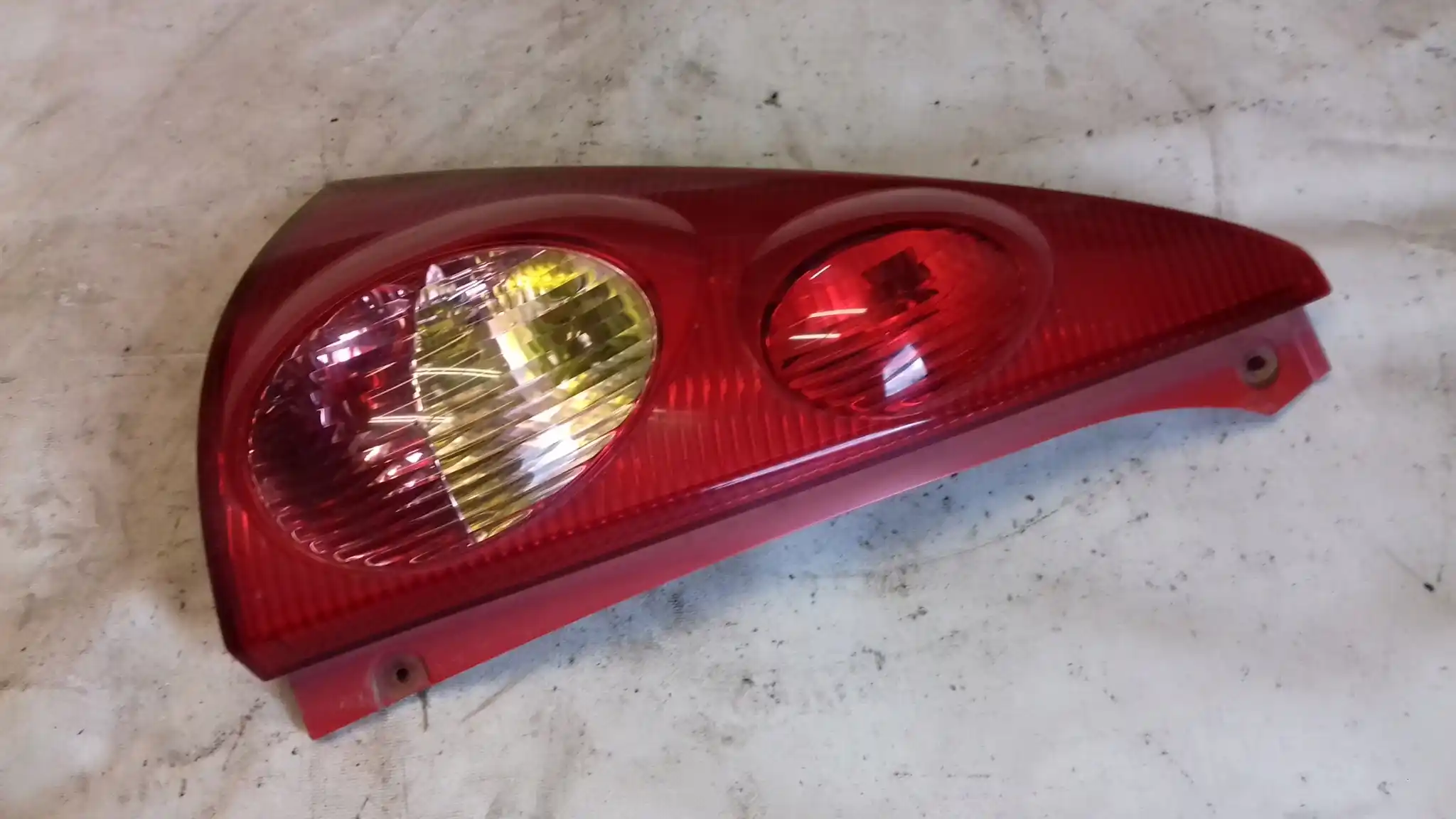 LAMPA LEWY TYŁ TYLNA PEUGEOT 107 3D 05-12