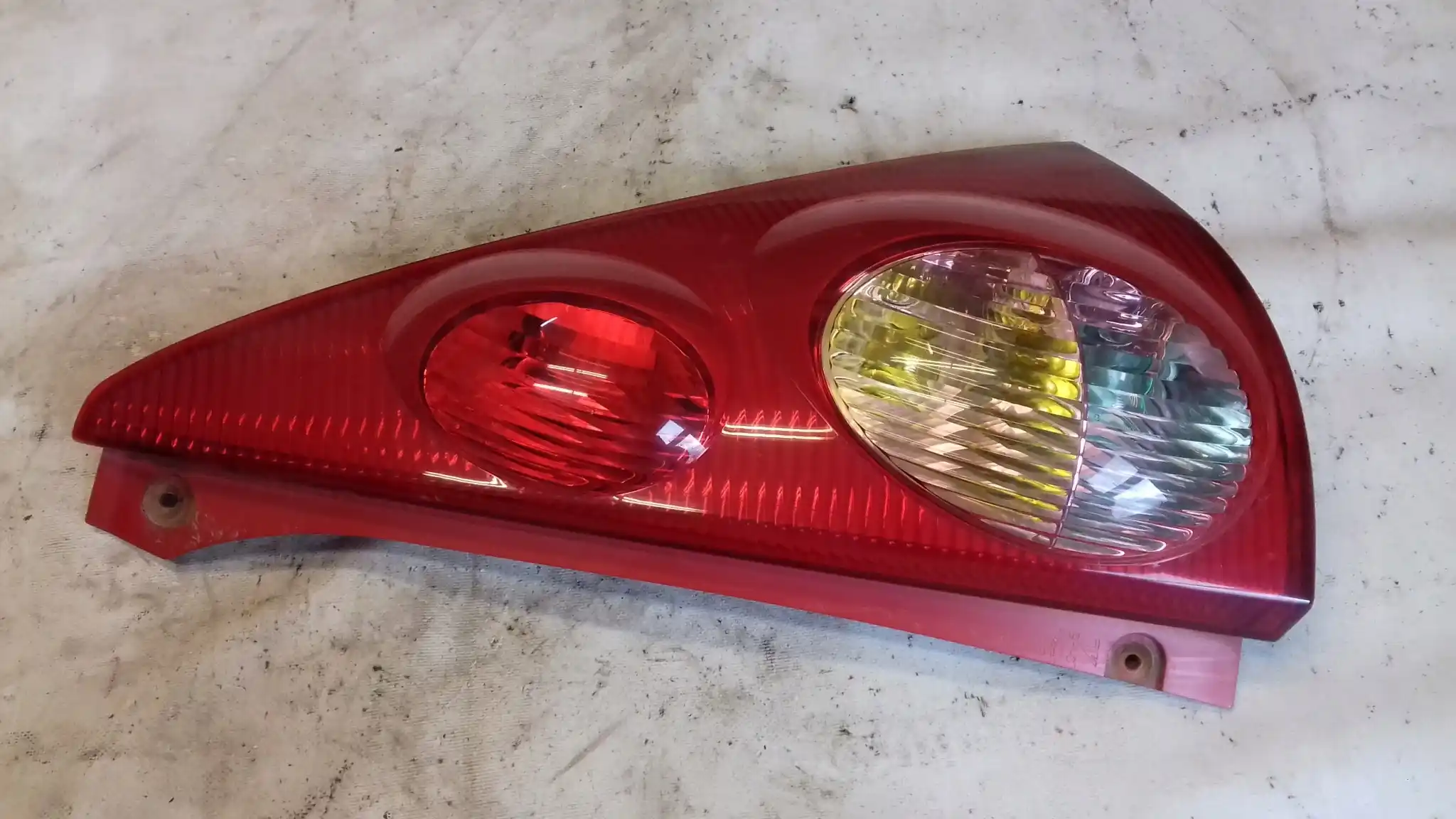 LAMPA PRAWY TYŁ TYLNA PEUGEOT 107 3D 05-12