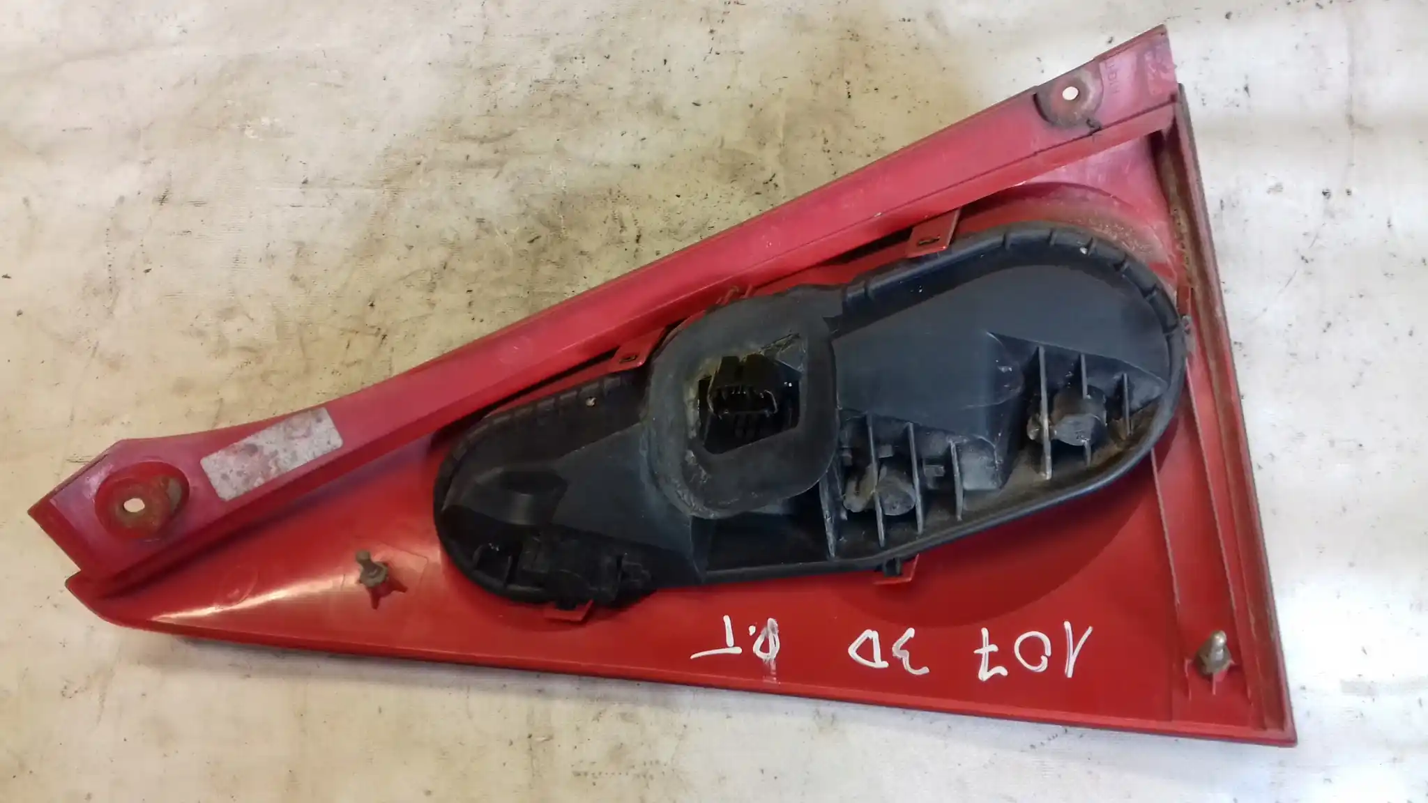 LAMPA PRAWY TYŁ TYLNA PEUGEOT 107 3D 05-12