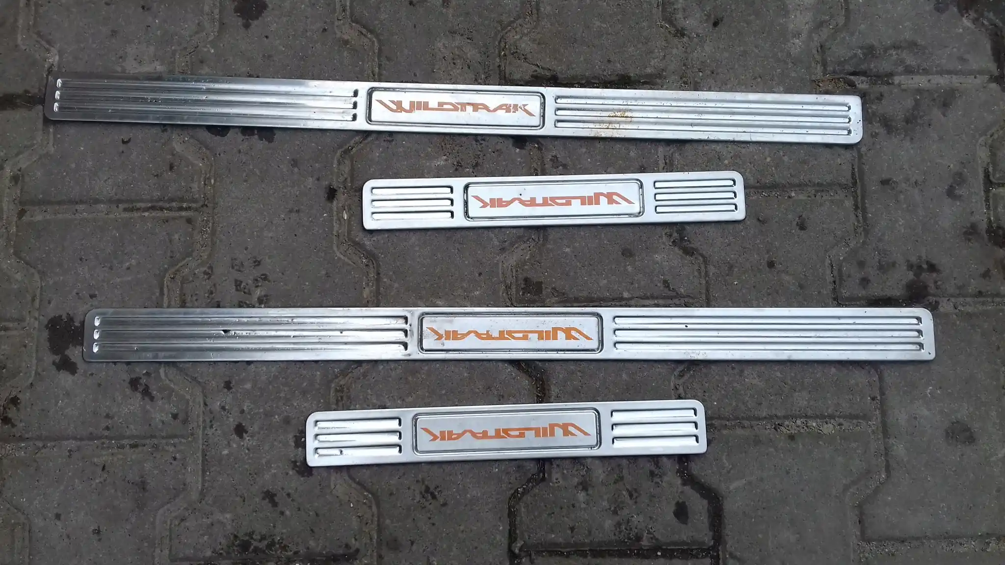 NAKŁADKI LISTWY PROGOWE WILDTRAK KOMPLET FORD RANGER II ET 4D 06-