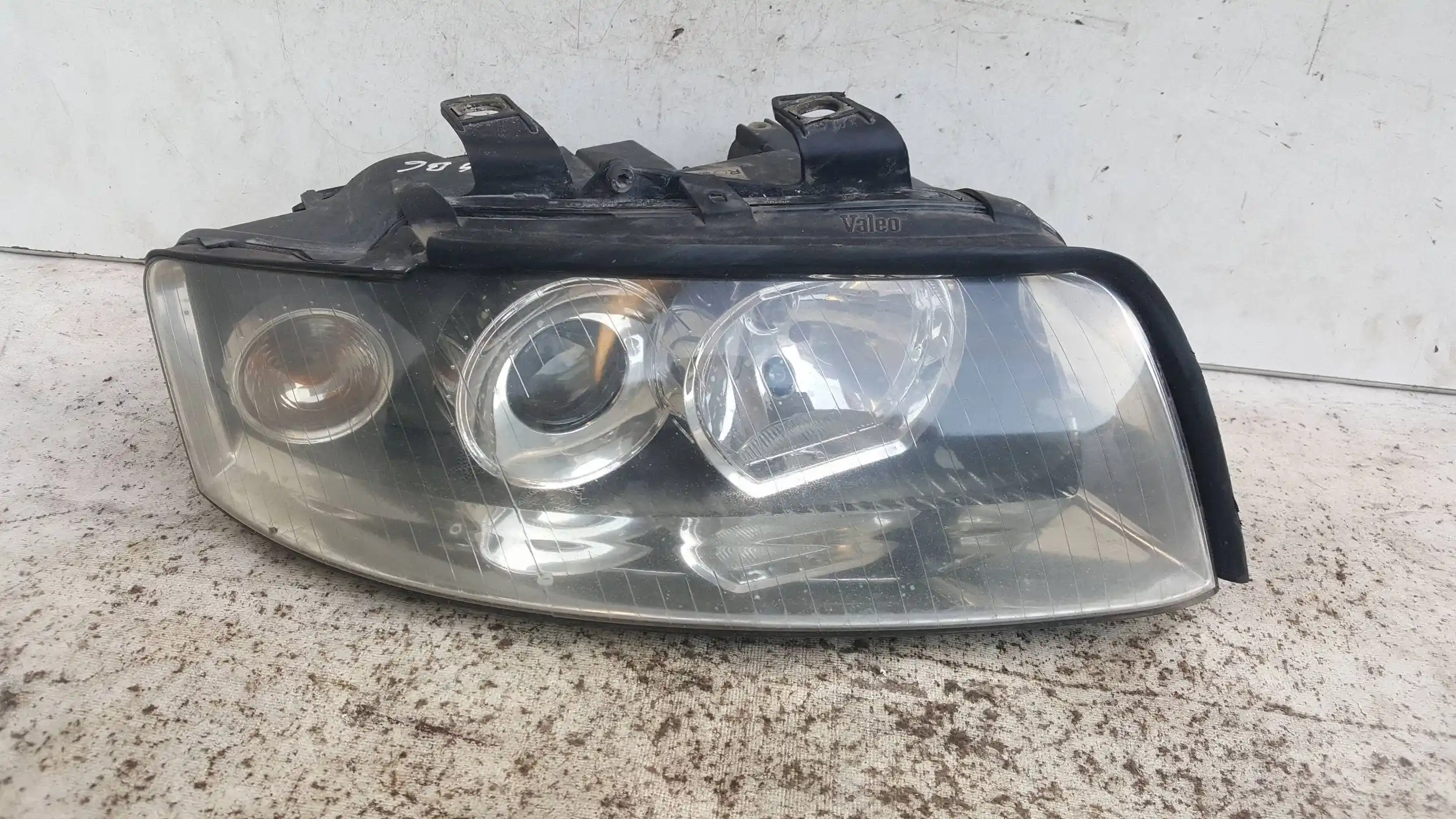 LAMPA PRAWY PRZÓD PRZEDNIA 8E0941030C AUDI A4 B6 00-