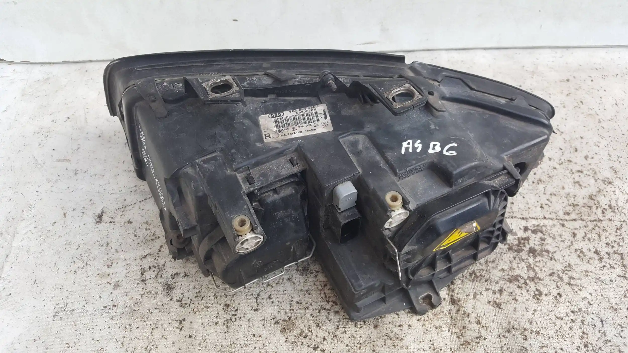 LAMPA PRAWY PRZÓD PRZEDNIA 8E0941030C AUDI A4 B6 00-