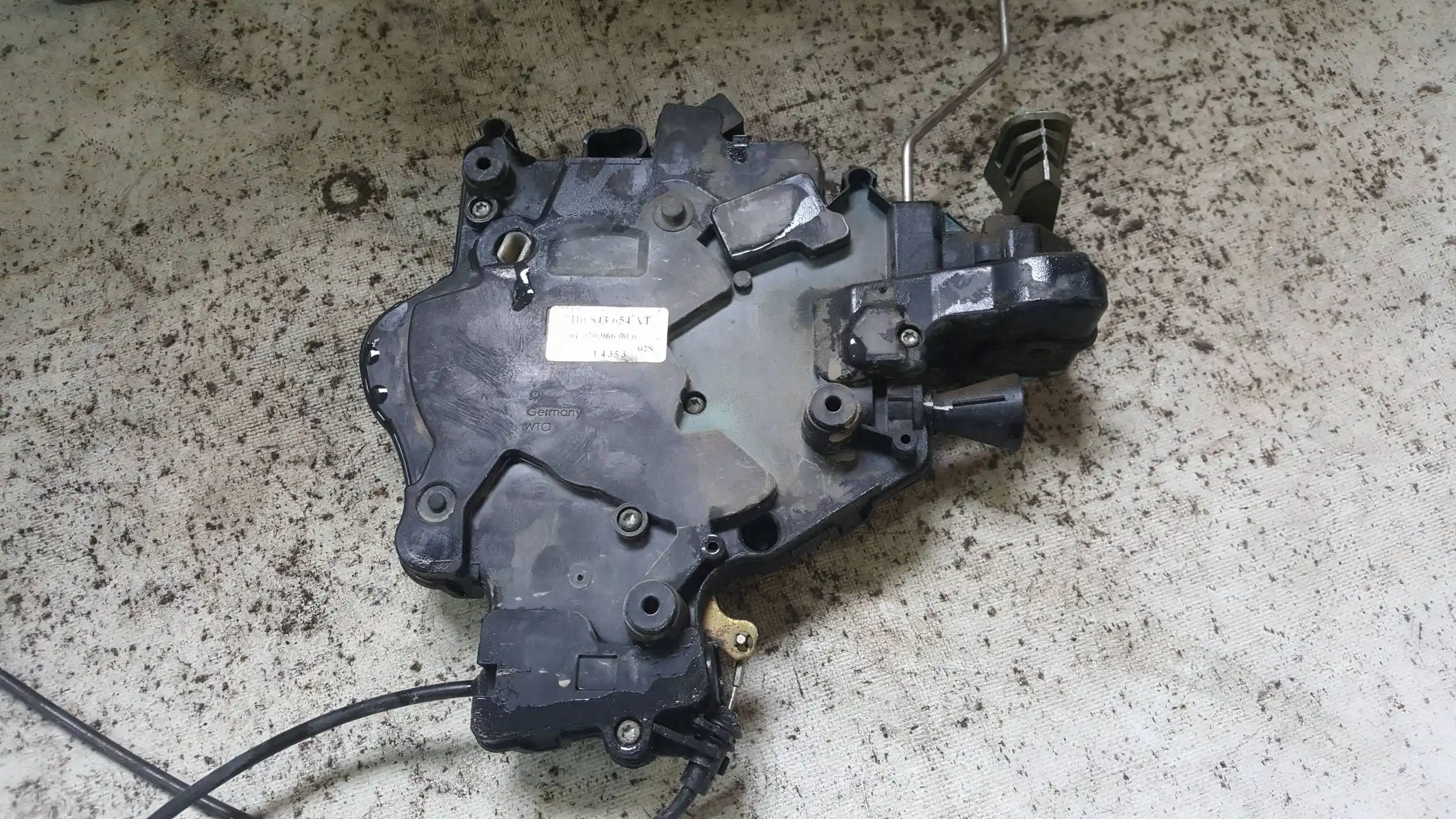 ZAMEK DRZWI PRZESUWNYCH PRAWY 7H0843654AT VW T5 03-