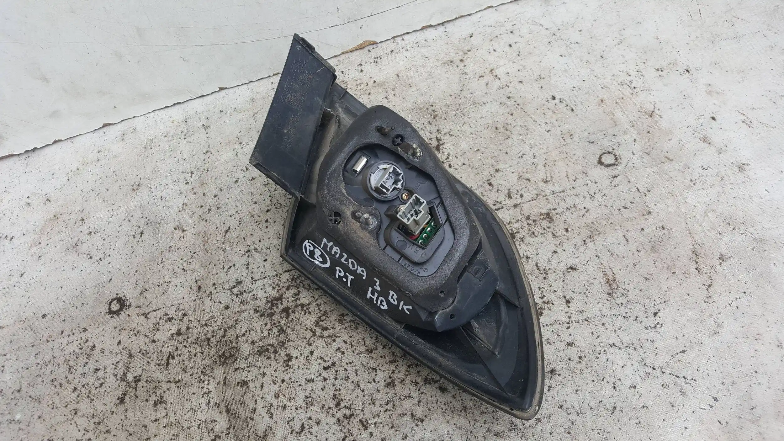 LAMPA PRAWY TYŁ TYLNA LED MAZDA 3 BK HB LIFT 06-09
