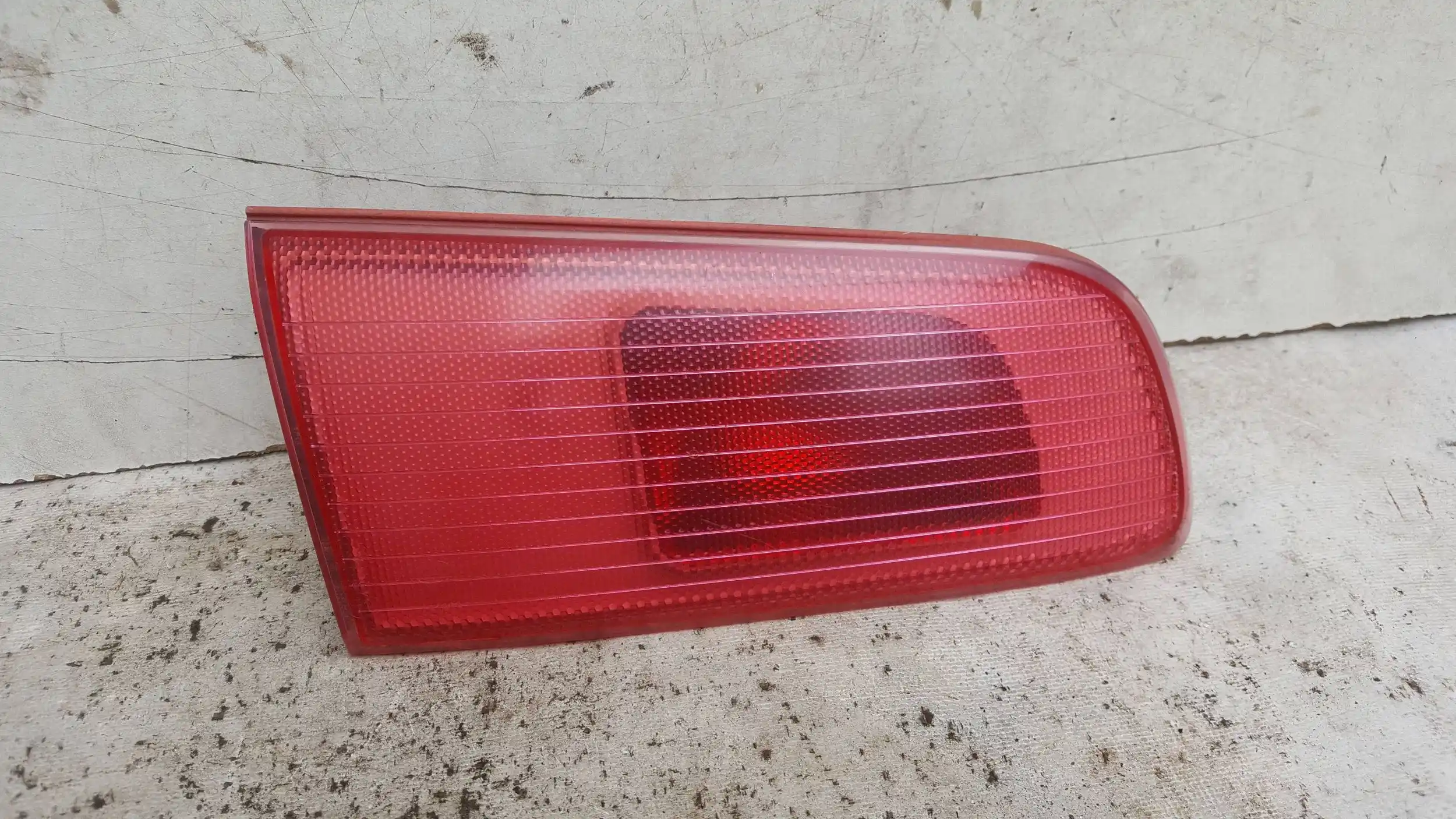LAMPA LEWY TYŁ TYLNA W KLAPE MAZDA 2 DY 02-07
