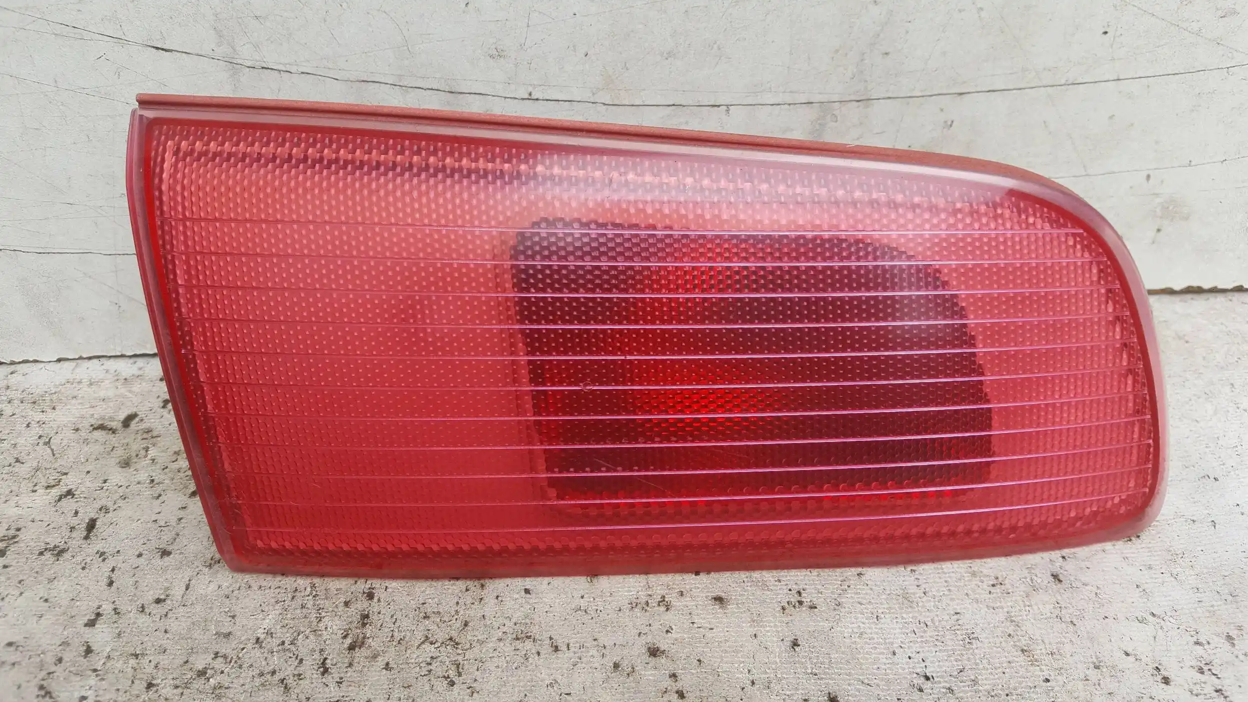 LAMPA LEWY TYŁ TYLNA W KLAPE MAZDA 2 DY 02-07