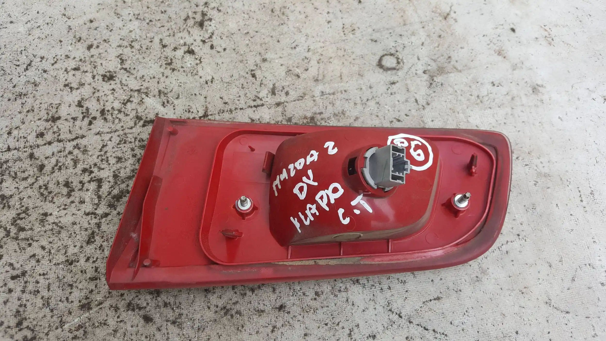 LAMPA LEWY TYŁ TYLNA W KLAPE MAZDA 2 DY 02-07