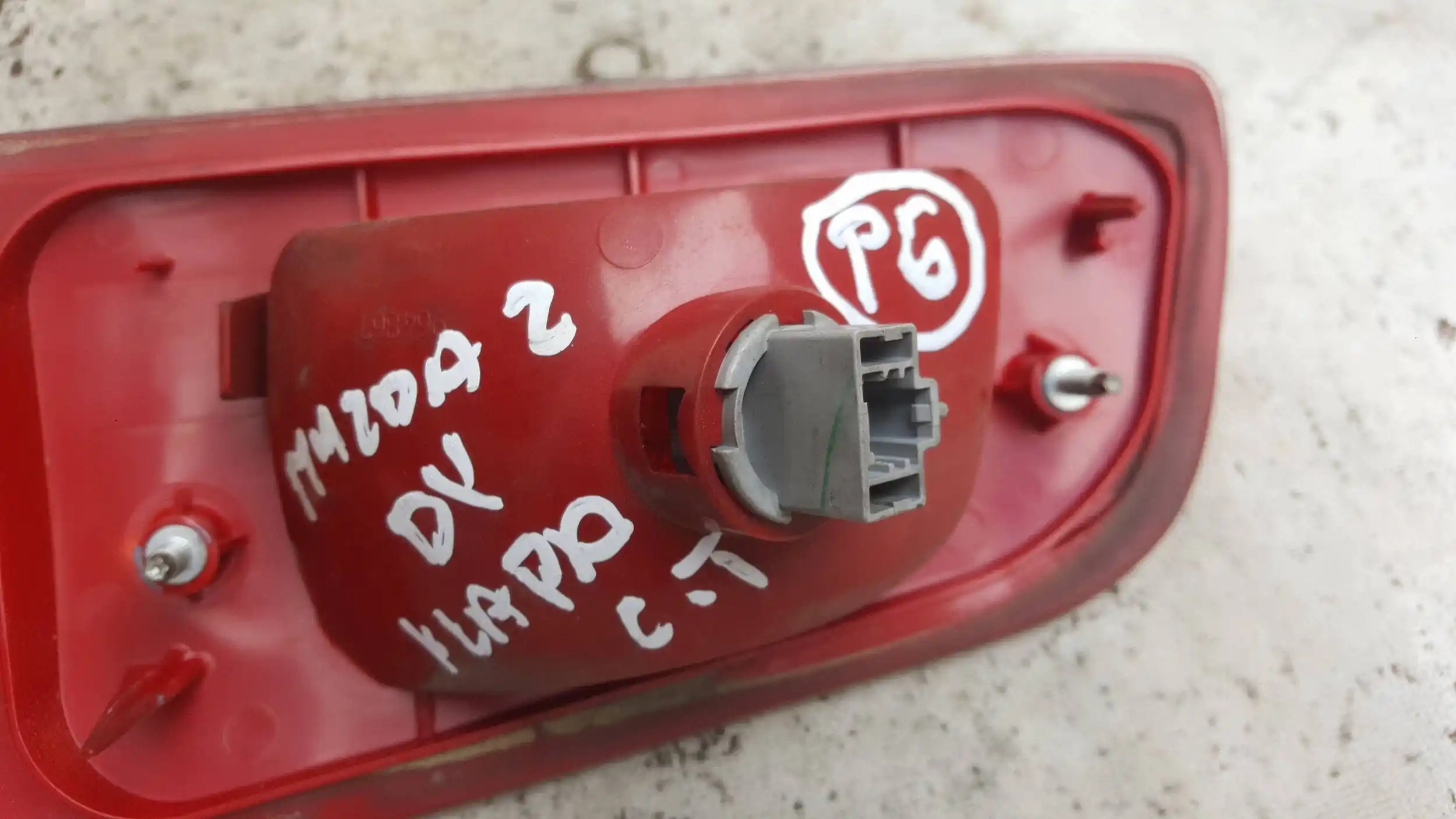 LAMPA LEWY TYŁ TYLNA W KLAPE MAZDA 2 DY 02-07