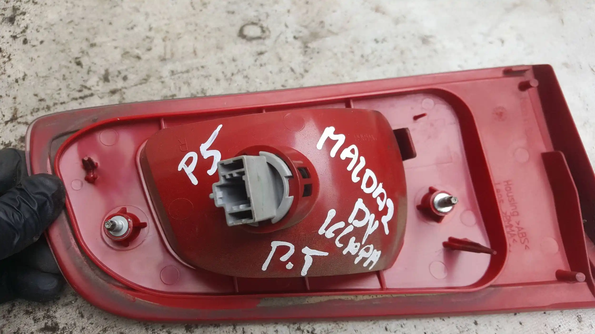 LAMPA PRAWA TYŁ TYLNA W KLAPE MAZDA 2 DY 02-07