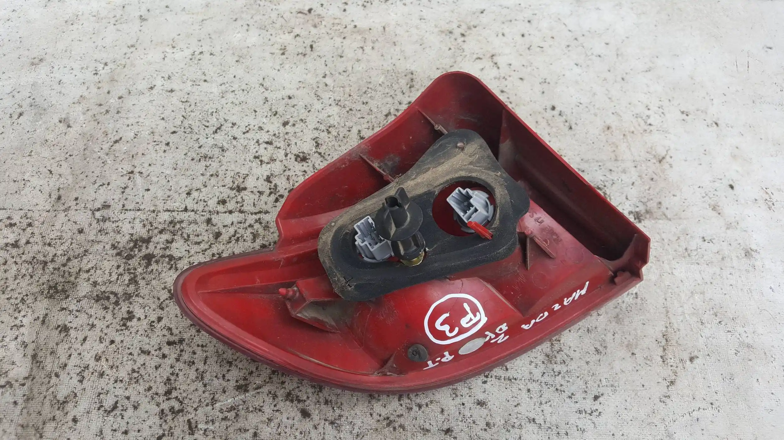 LAMPA PRAWY TYŁ TYLNA MAZDA 2 DY 02-07