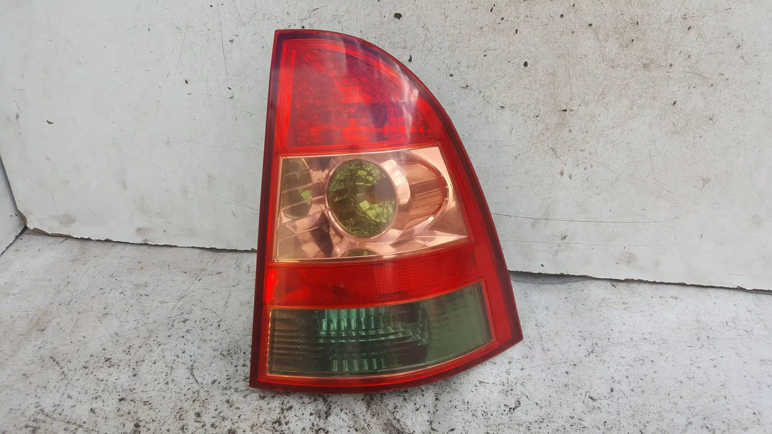 LAMPA PRAWY TYŁ TYLNA TOYOTA COROLLA E12 KOMBI LIFT 04-08