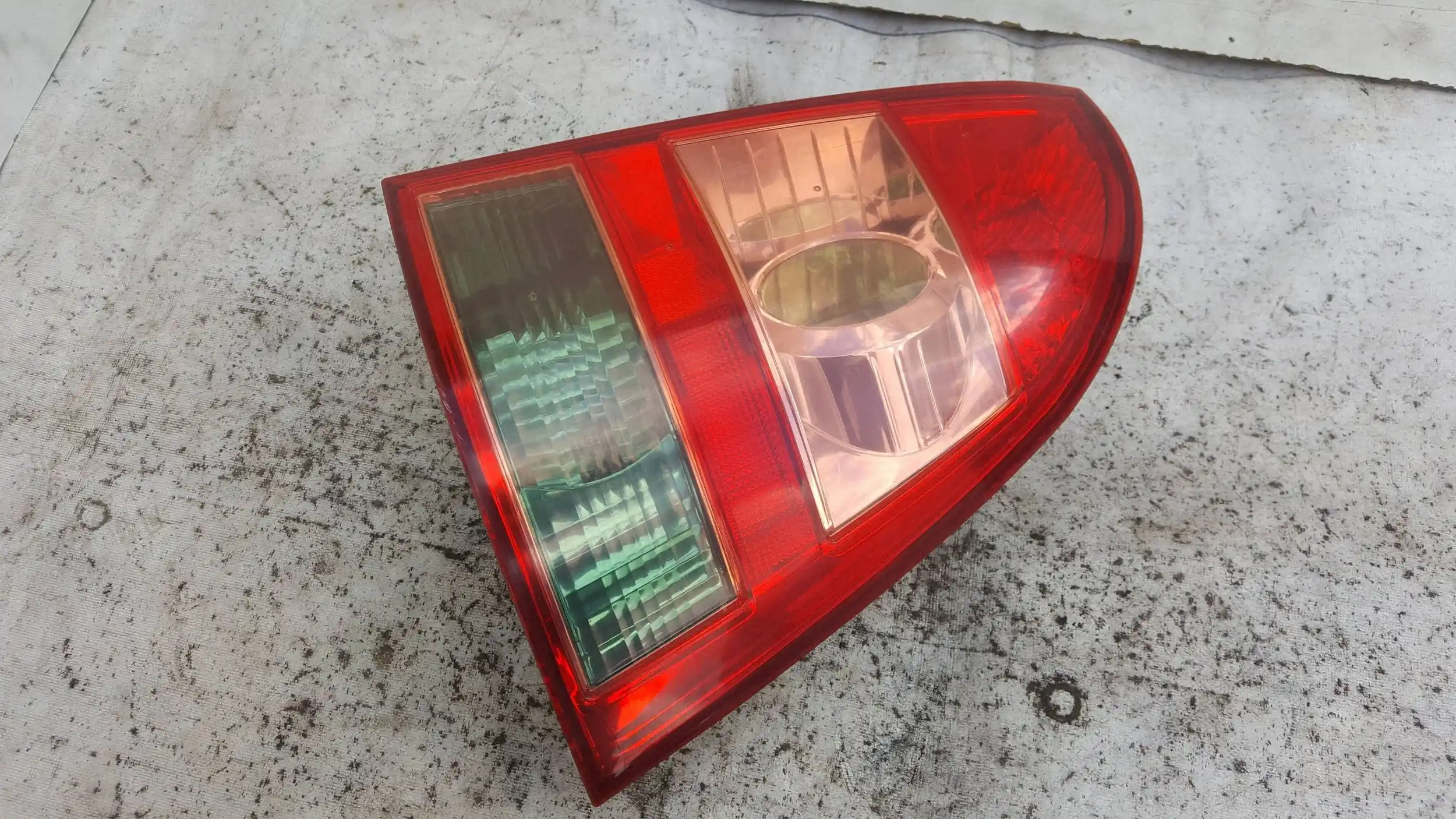 LAMPA PRAWY TYŁ TYLNA TOYOTA COROLLA E12 KOMBI LIFT 04-08