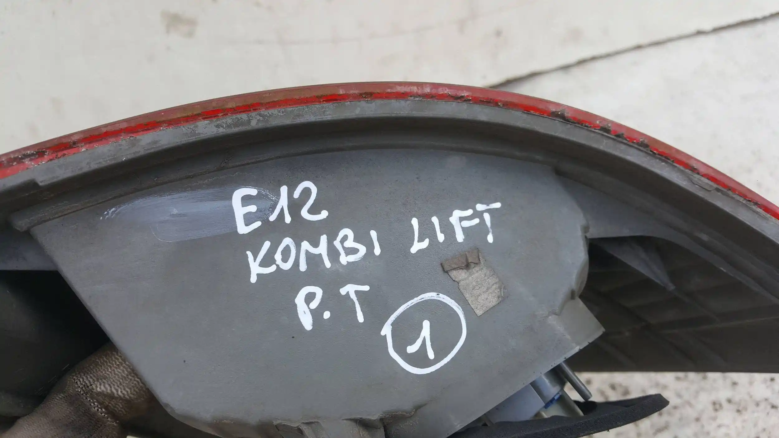 LAMPA PRAWY TYŁ TYLNA TOYOTA COROLLA E12 KOMBI LIFT 04-08