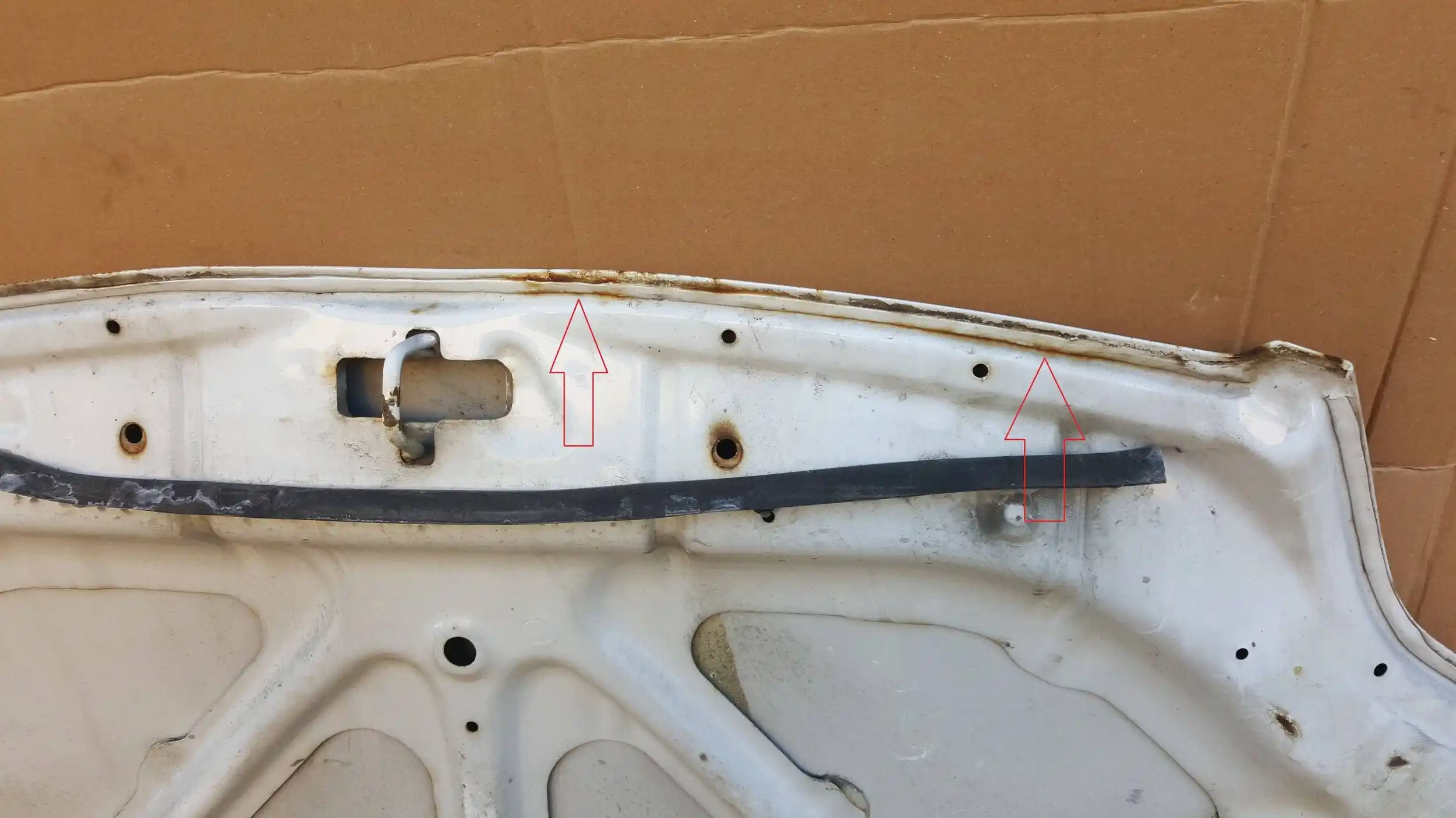 MASKA POKRYWA PRZÓD PRZEDNIA TOYOTA COROLLA E12 01- LAK. 040