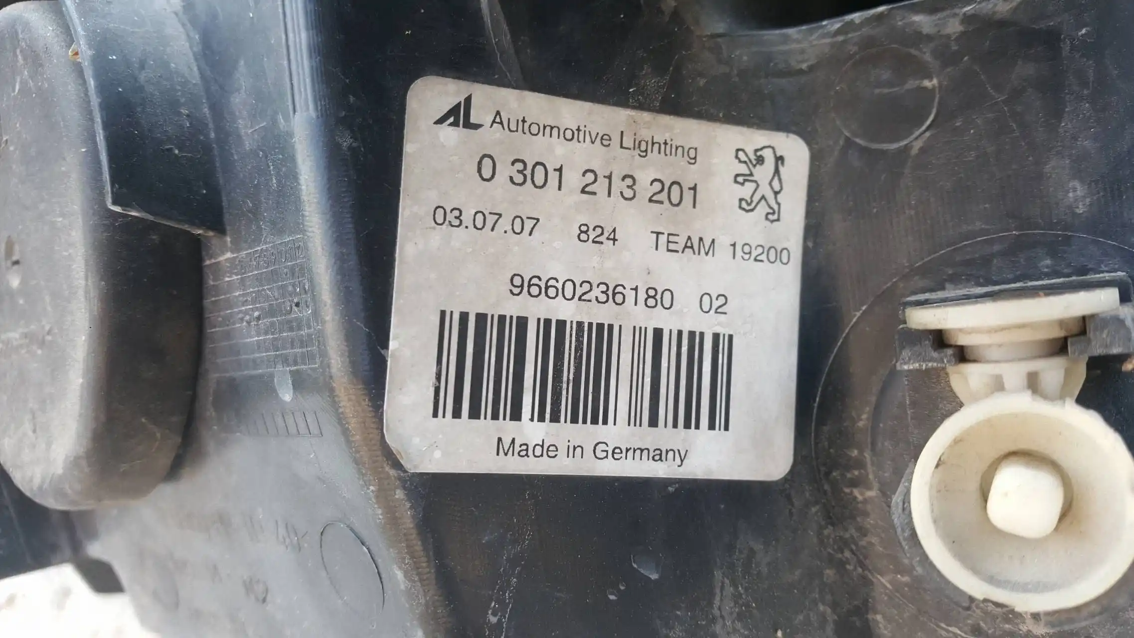 LAMPA LEWY PRZÓD PRZEDNIA 0301213201 PEUGEOT 407 04-11