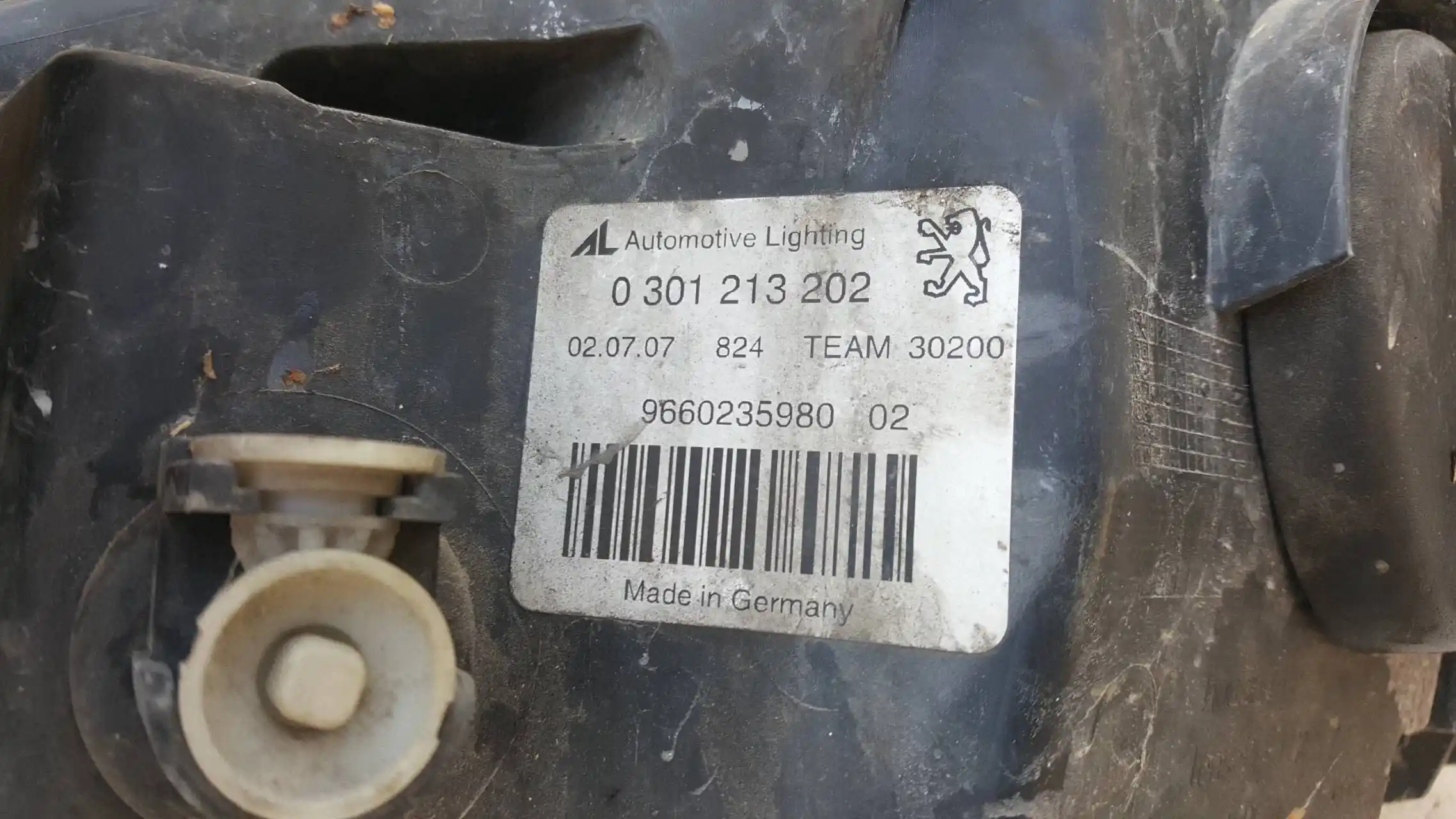 LAMPA PRAWY PRZÓD PRZEDNIA 0301213202 PEUGEOT 407 04-11