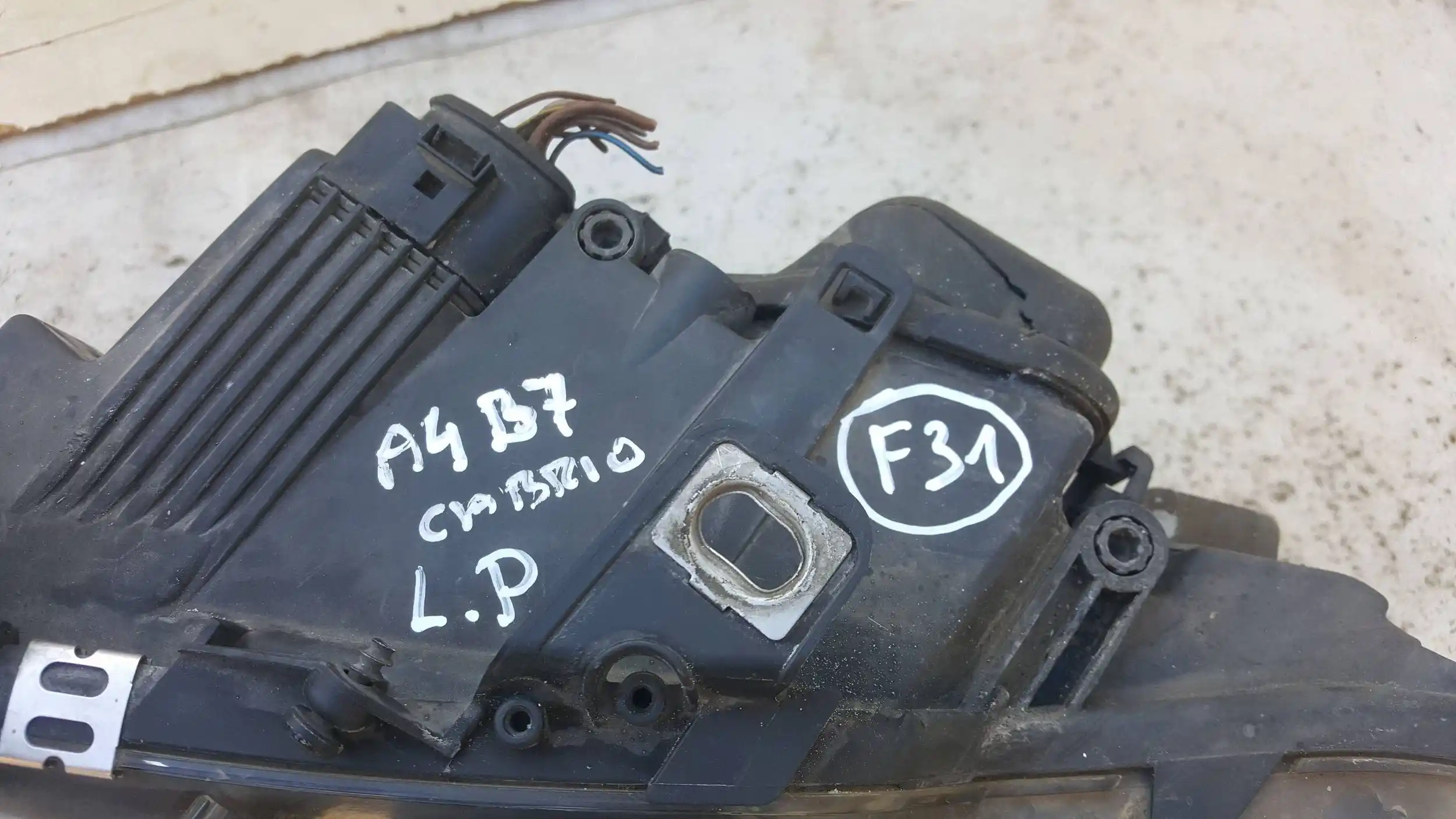 LAMPA LEWY PRZÓD PRZEDNIA AUDI A4 B6 CABRIO 00-