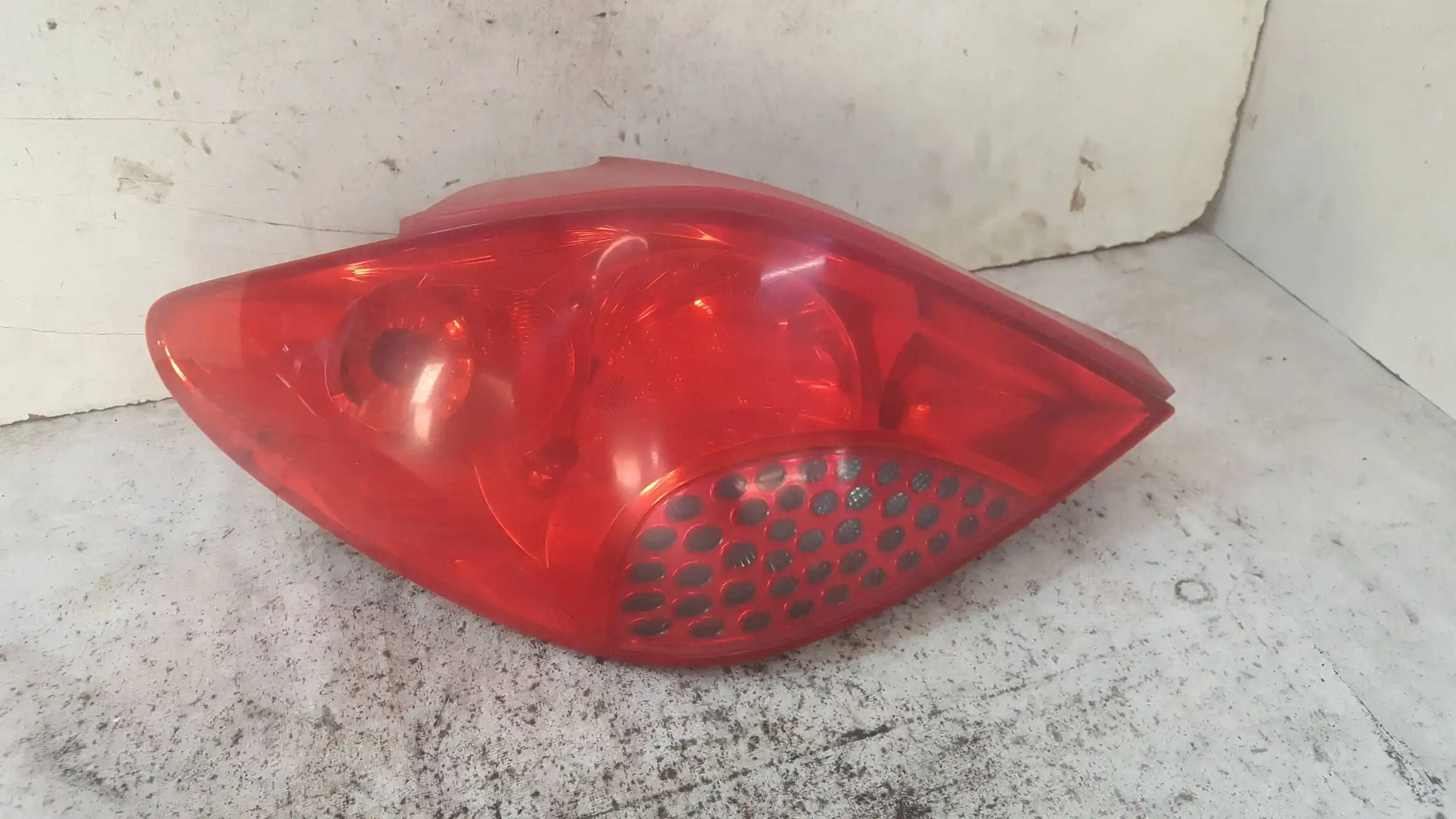LAMPA LEWY TYŁ TYLNA PEUGEOT 207 HB 06-09