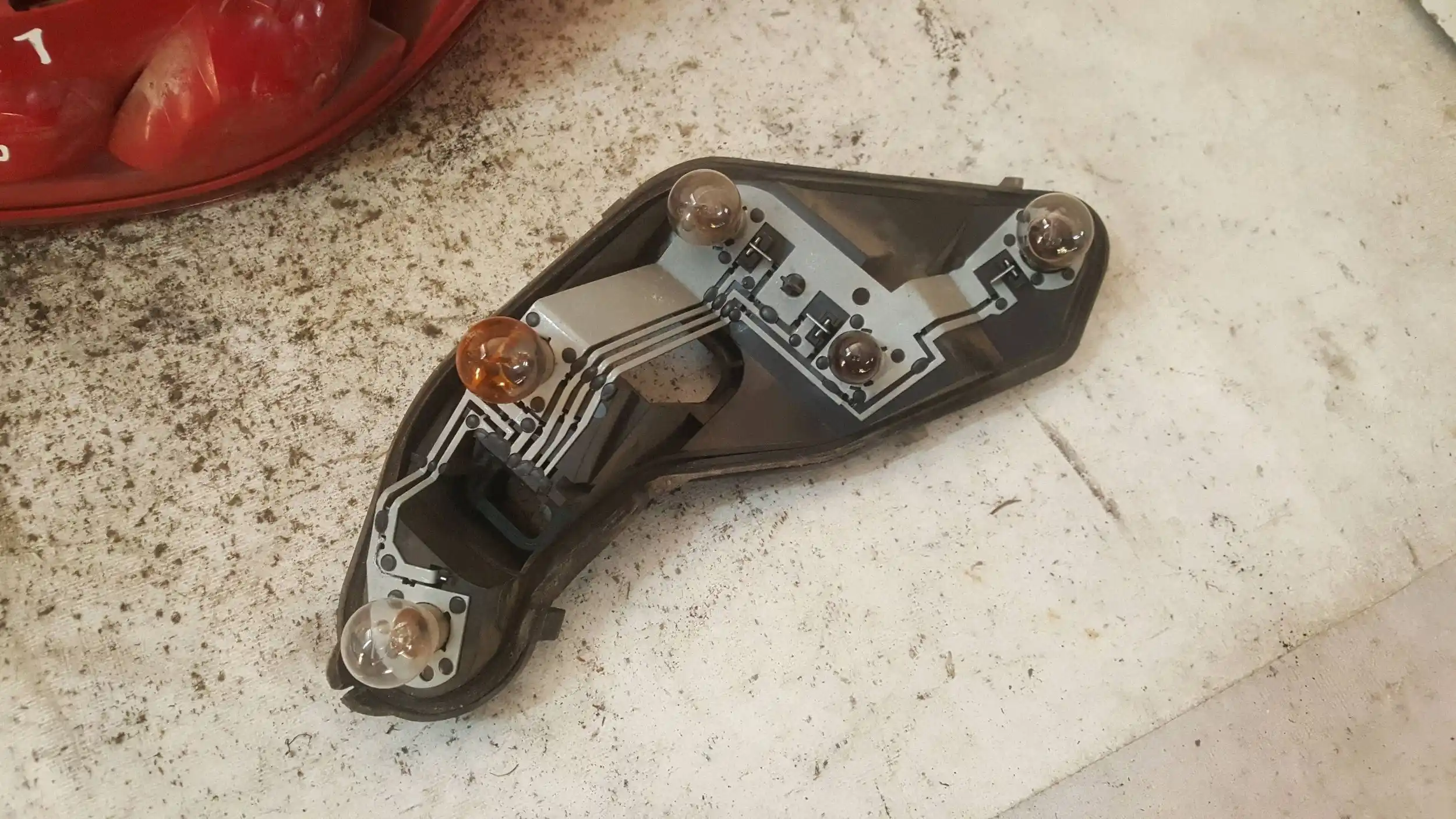 LAMPA LEWY TYŁ TYLNA PEUGEOT 207 HB 06-09