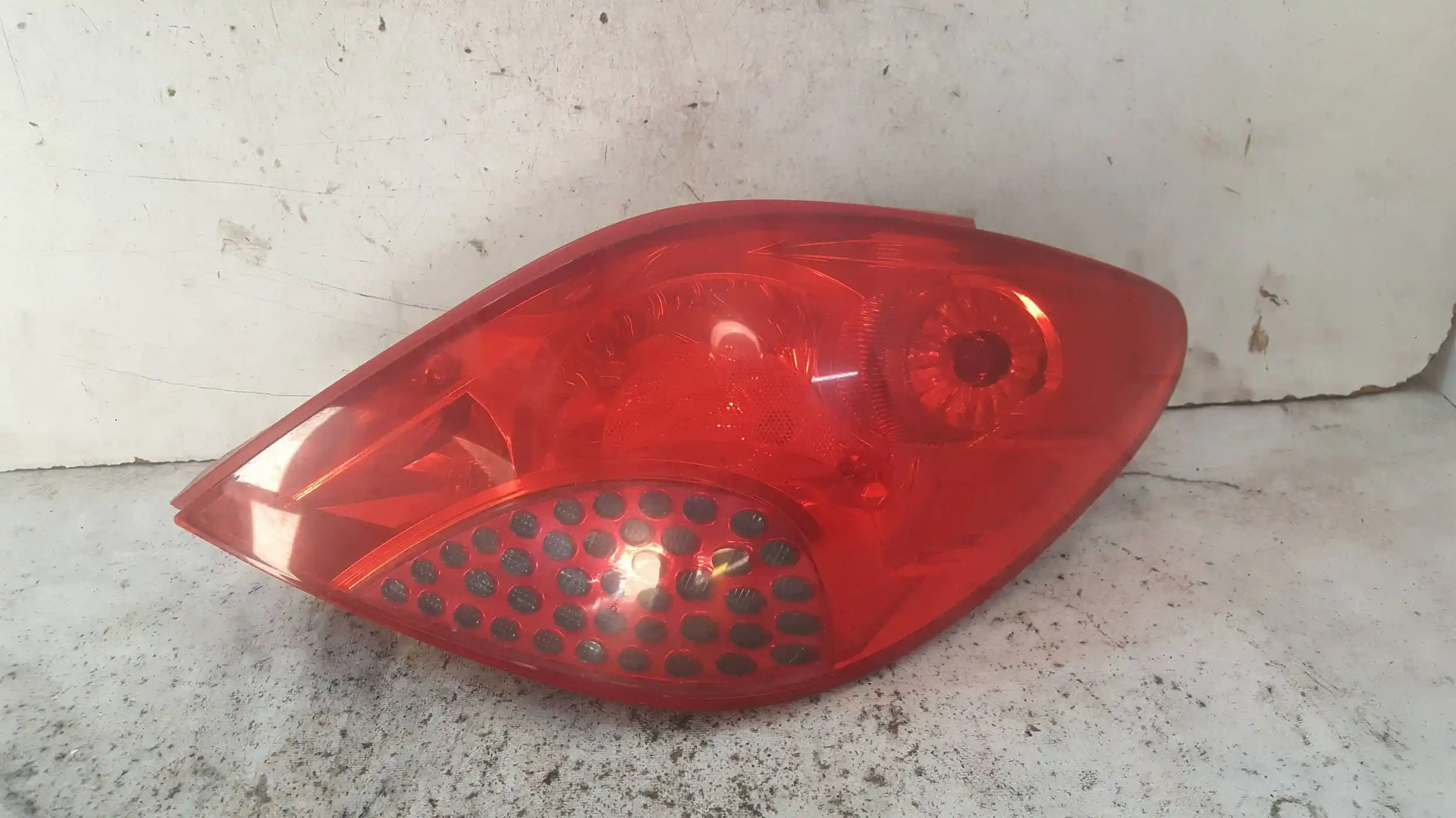LAMPA PRAWY TYŁ TYLNA PEUGEOT 207 HB 06-09