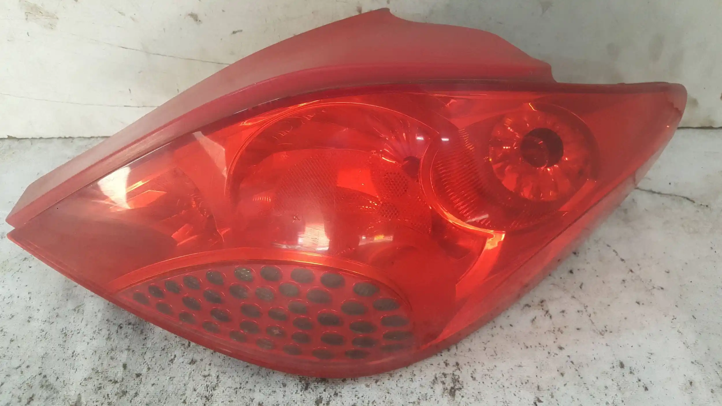 LAMPA PRAWY TYŁ TYLNA PEUGEOT 207 HB 06-09