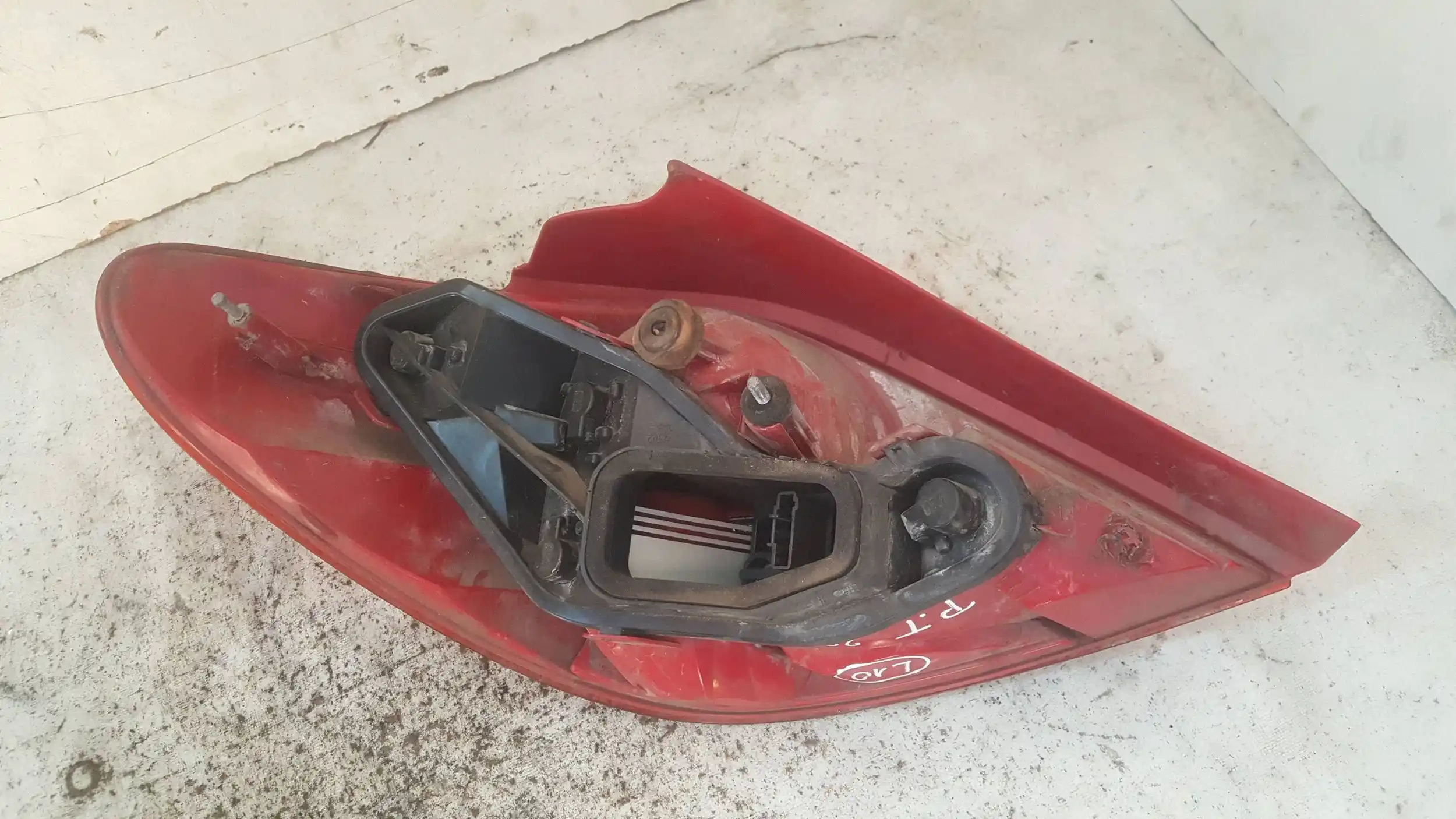 LAMPA PRAWY TYŁ TYLNA PEUGEOT 207 HB 06-09