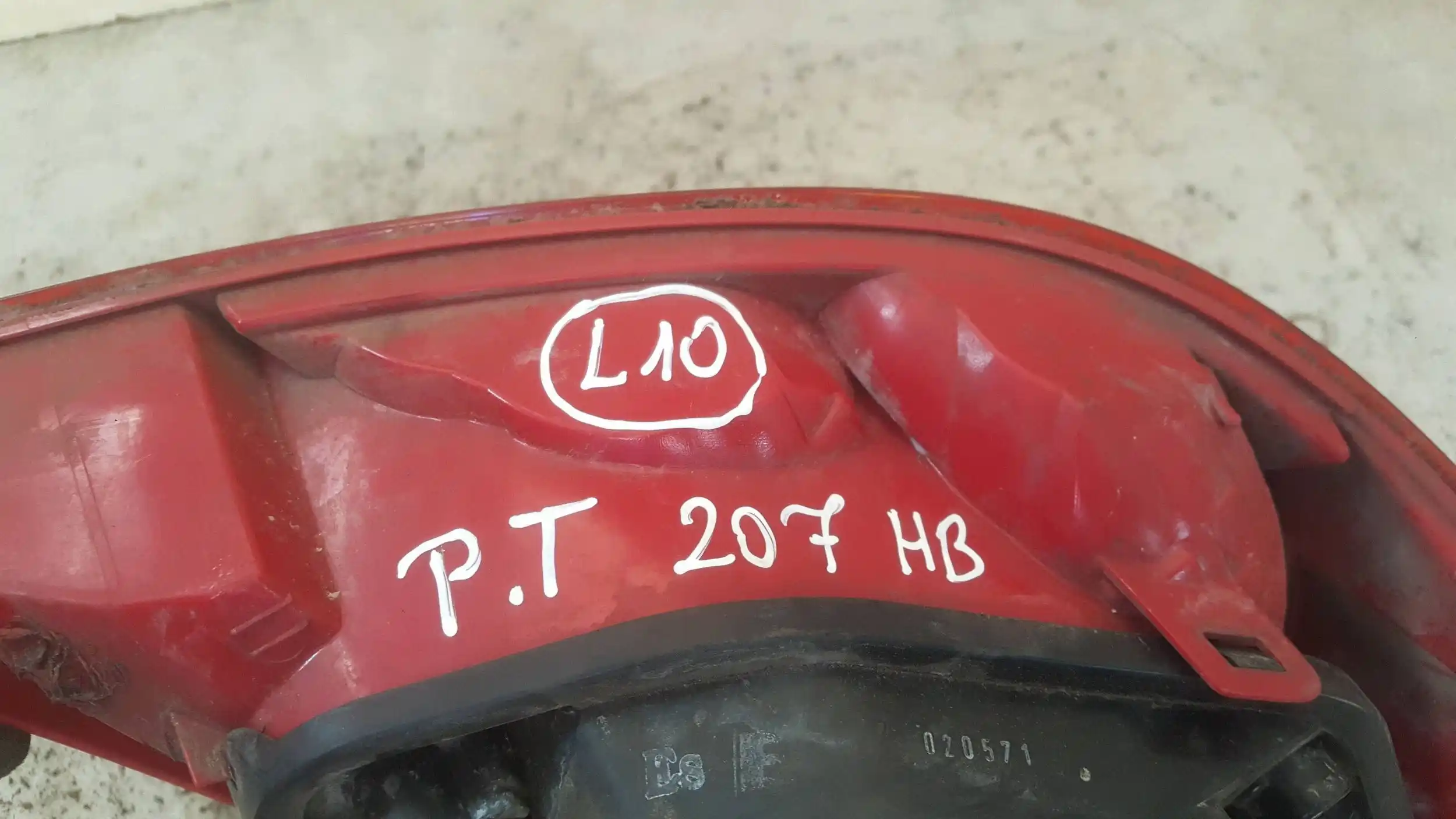 LAMPA PRAWY TYŁ TYLNA PEUGEOT 207 HB 06-09
