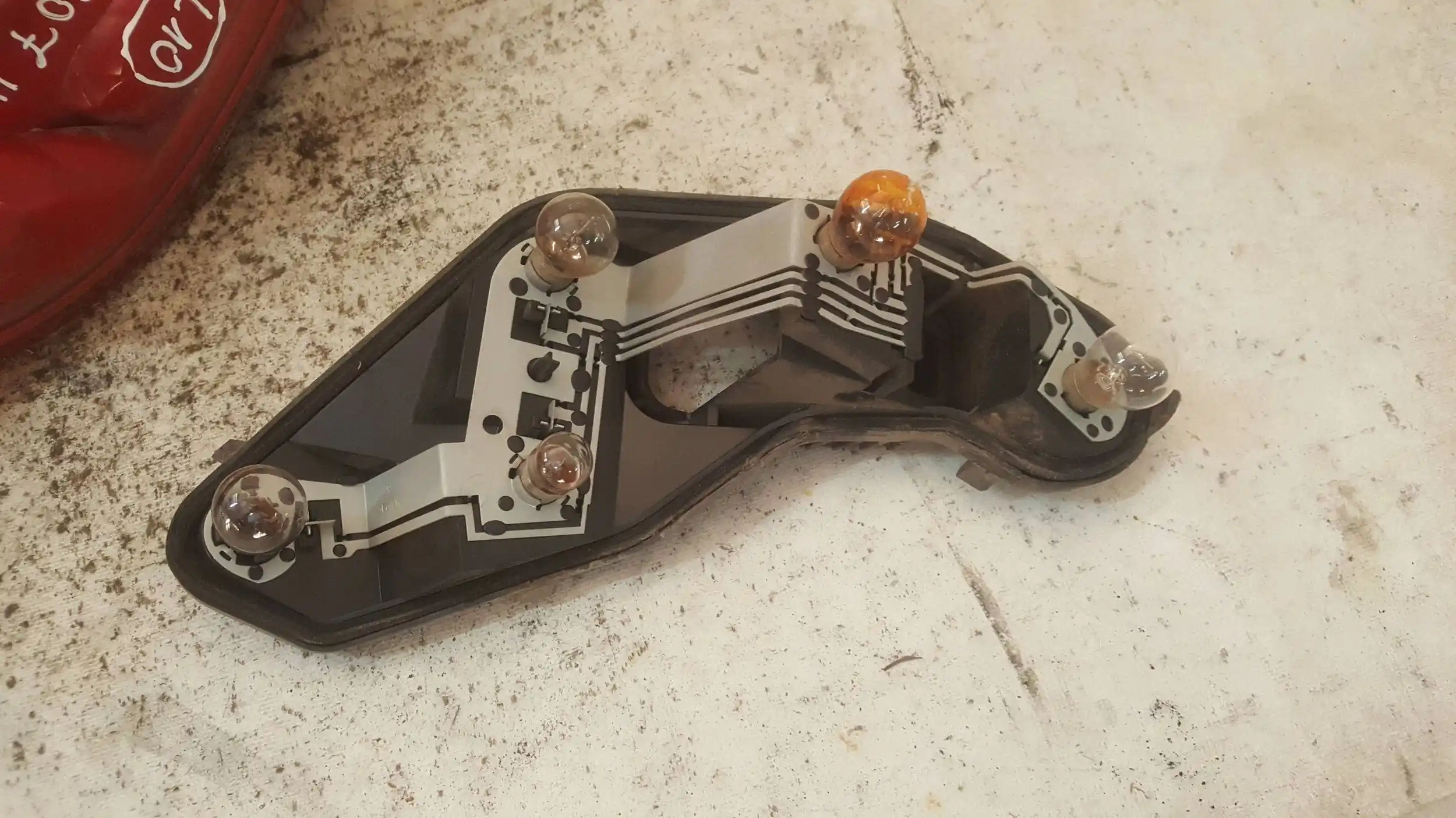 LAMPA PRAWY TYŁ TYLNA PEUGEOT 207 HB 06-09