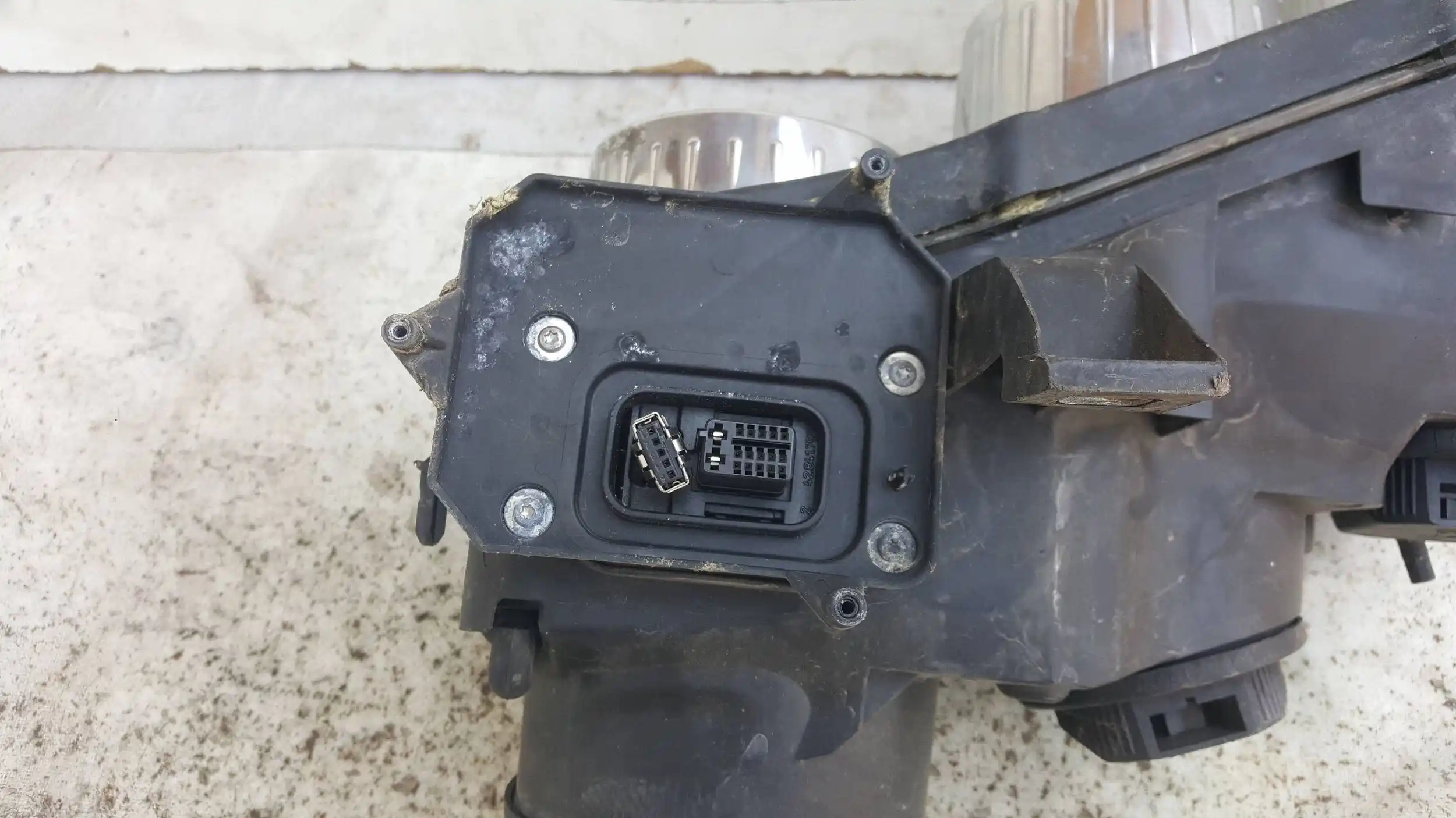 LAMPA PRAWY PRZÓD PRZEDNIA XENON 60683987 ALFA ROMEO 159 05-