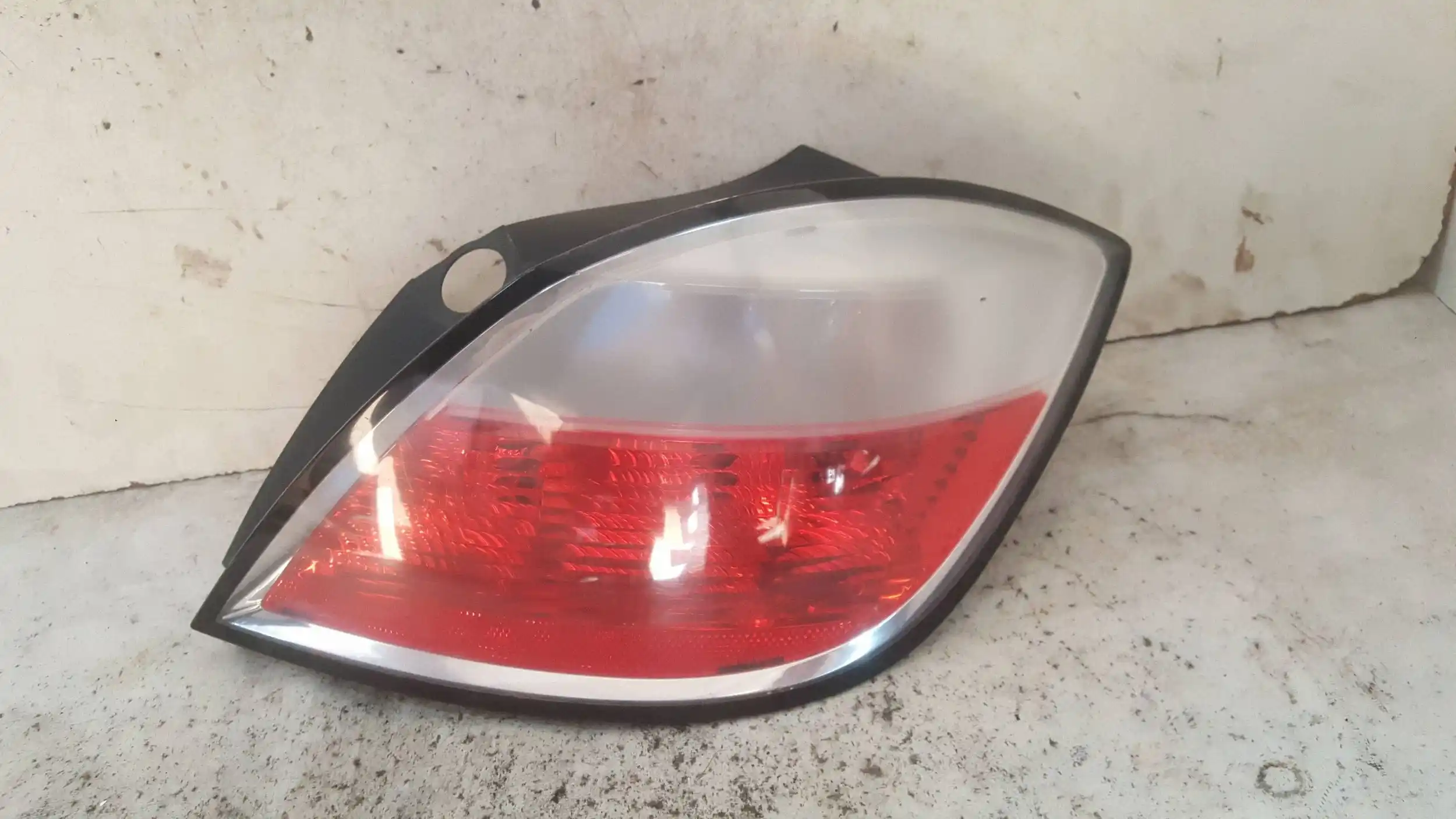 LAMPA PRAWY TYŁ TYLNA OPEL ASTRA H III 3D 04-