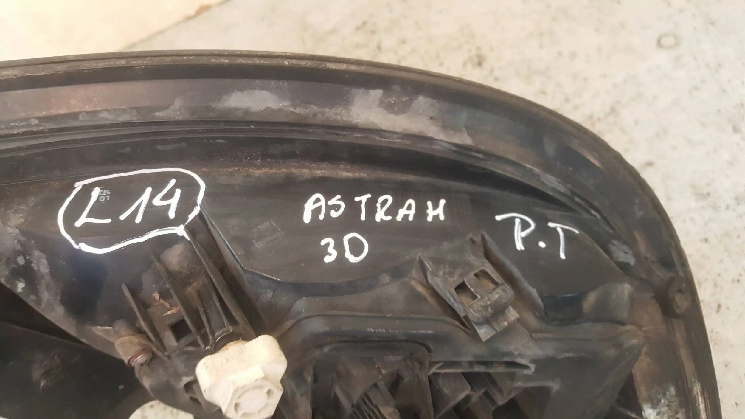 LAMPA PRAWY TYŁ TYLNA OPEL ASTRA H III 3D 04-