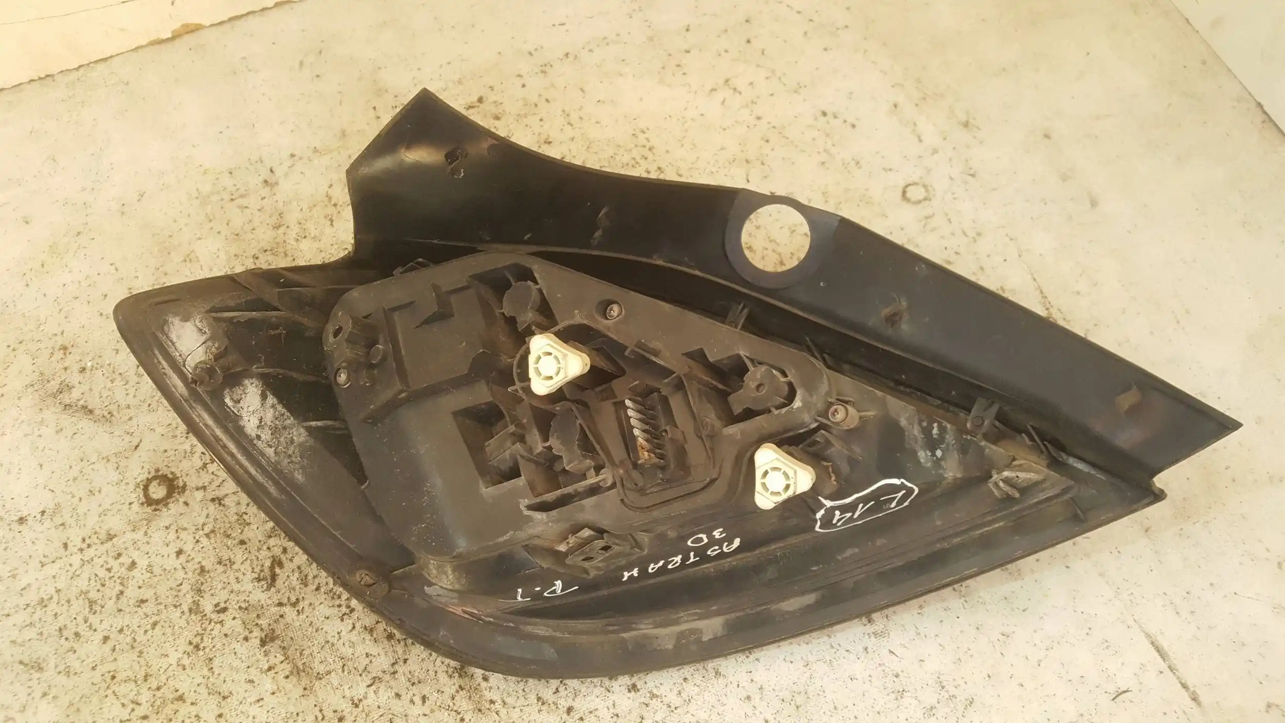 LAMPA PRAWY TYŁ TYLNA OPEL ASTRA H III 3D 04-