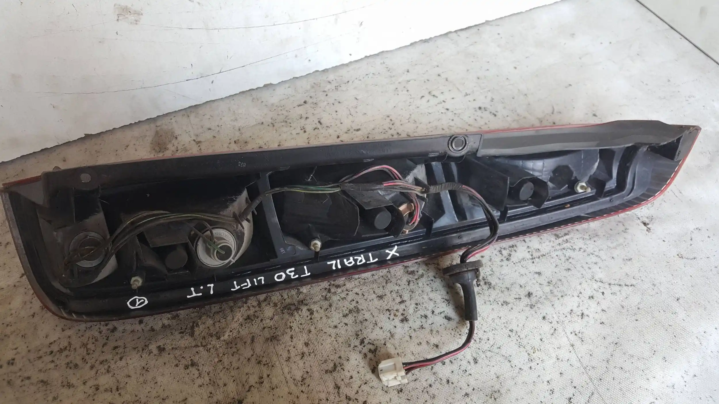 LAMPA LEWY TYŁ TYLNA NISSAN X TRAIL I T30 01-07