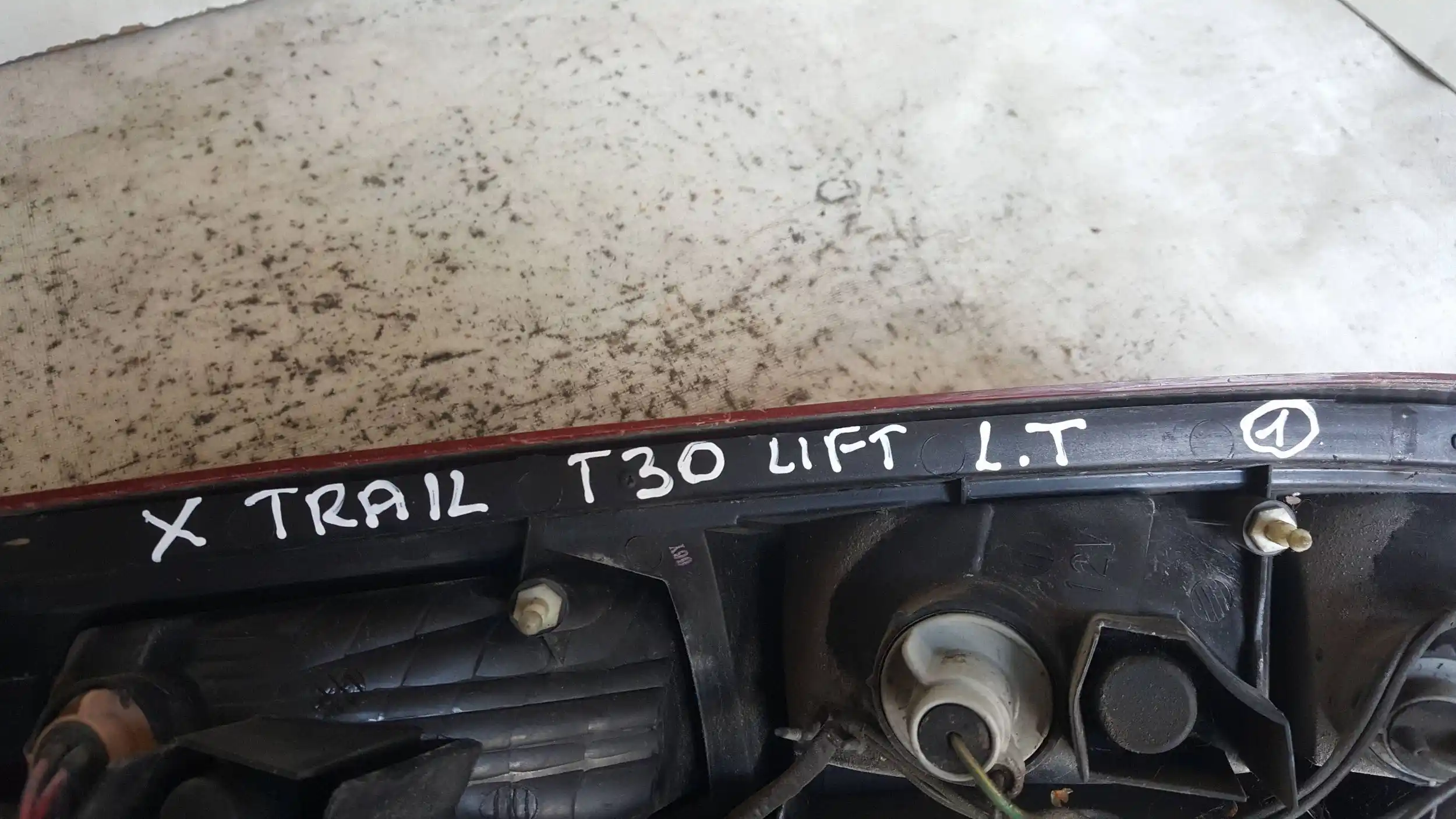 LAMPA LEWY TYŁ TYLNA NISSAN X TRAIL I T30 01-07