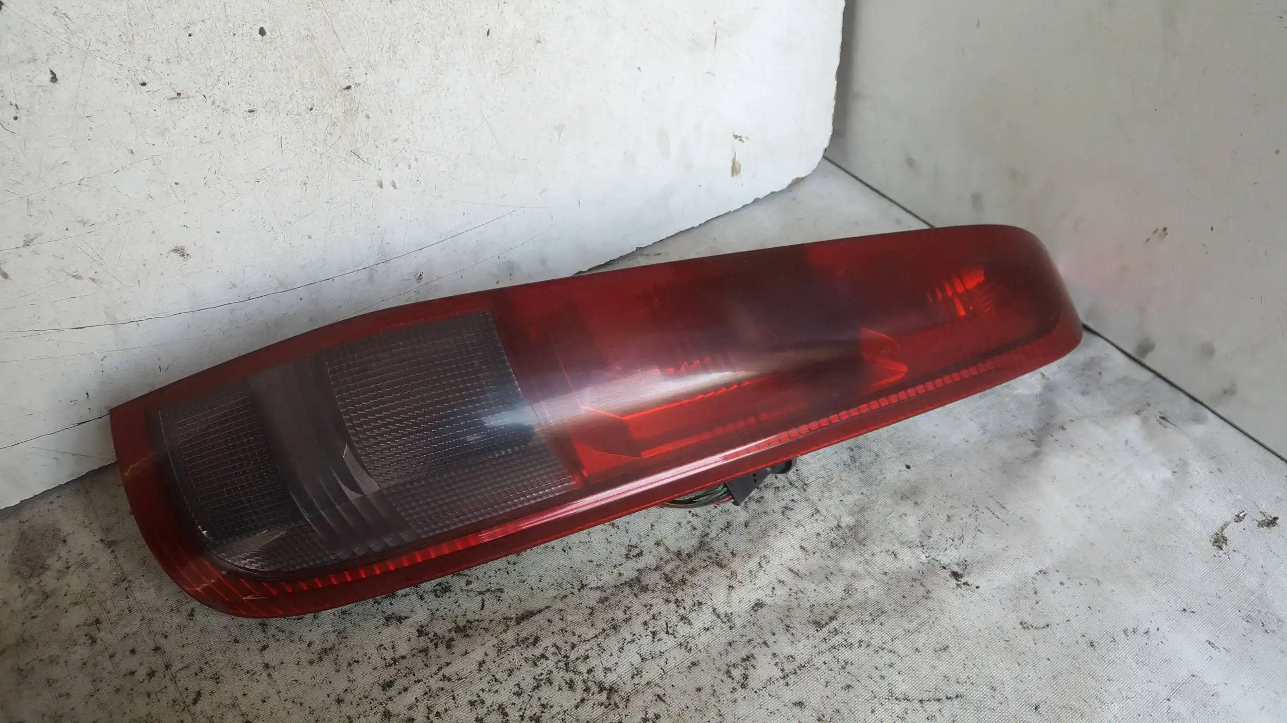 LAMPA PRAWY TYŁ TYLNA NISSAN X TRAIL I T30 01-07
