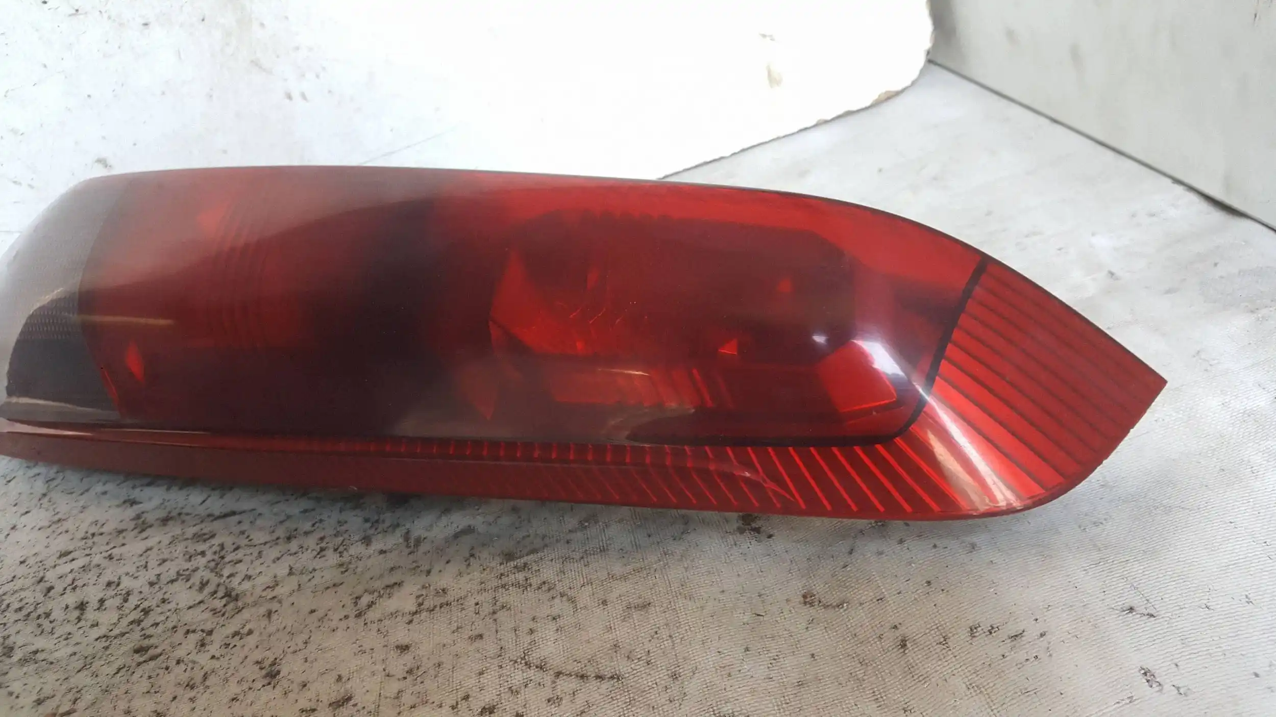 LAMPA PRAWY TYŁ TYLNA NISSAN X TRAIL I T30 01-07