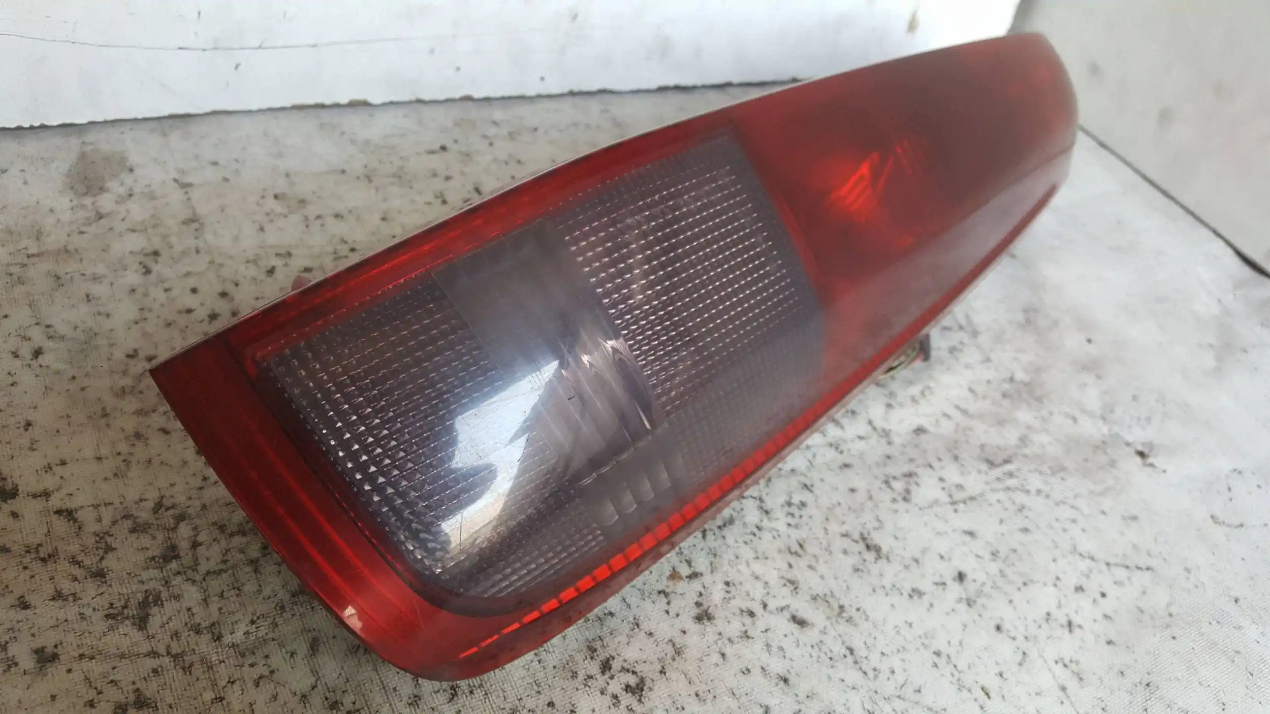 LAMPA PRAWY TYŁ TYLNA NISSAN X TRAIL I T30 01-07