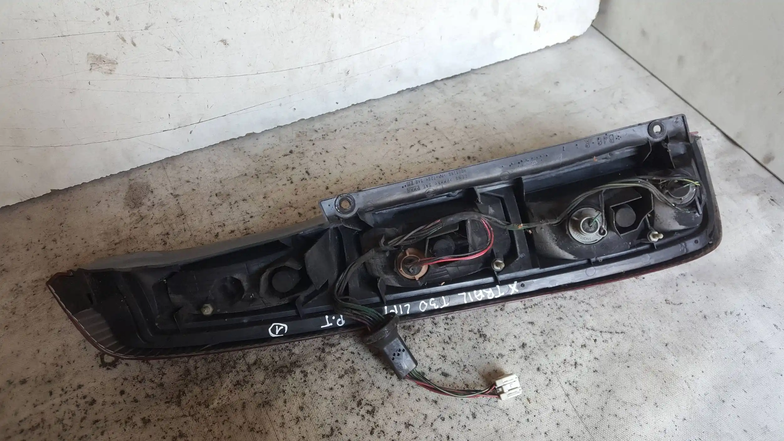 LAMPA PRAWY TYŁ TYLNA NISSAN X TRAIL I T30 01-07